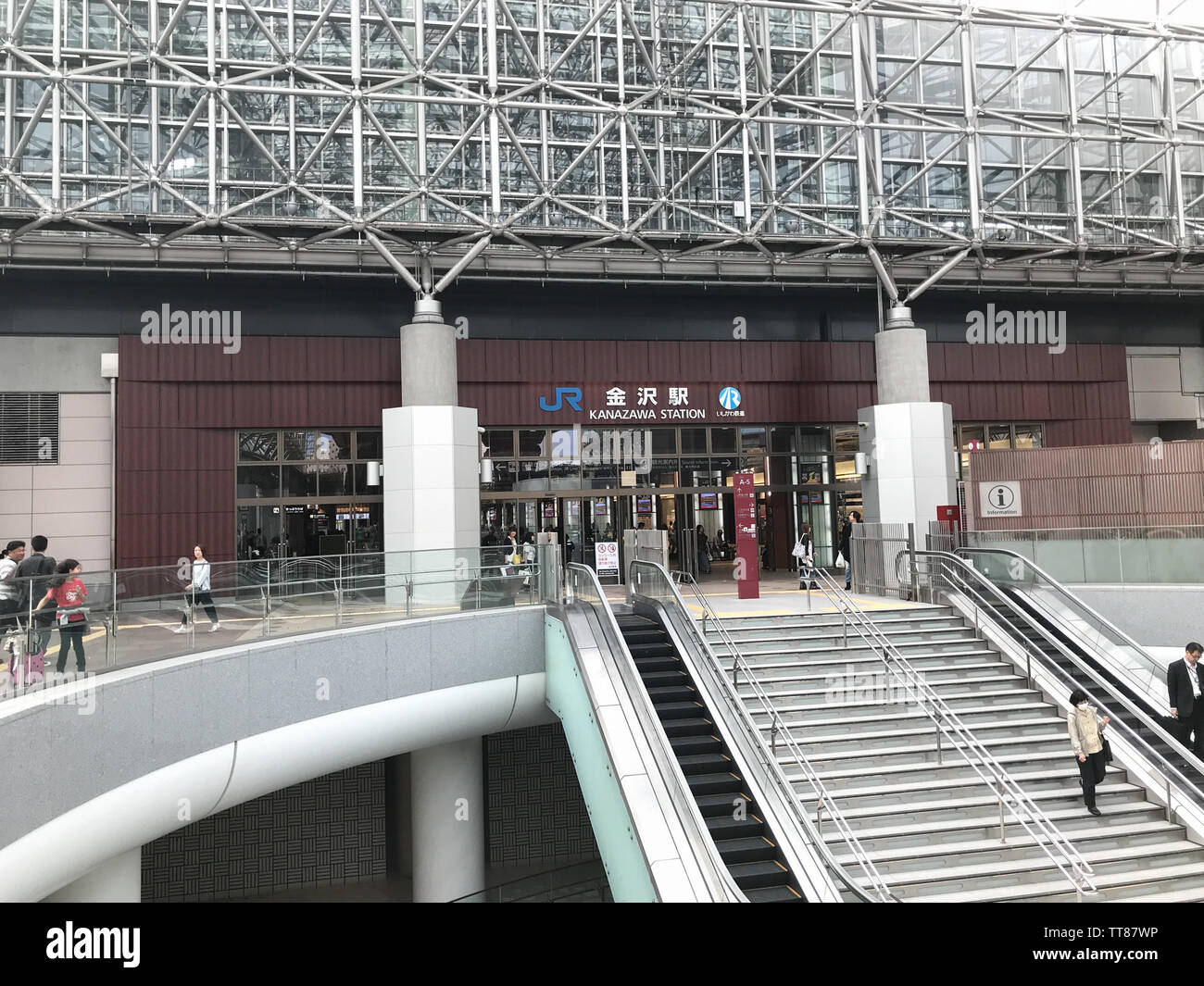 La stazione JR Kanazawa a Kanazawa, Giappone. Questa stazione è una importante stazione ferroviaria a Kanazawa, Ishikawa, Giappone, azionato da JR West. Foto Stock
