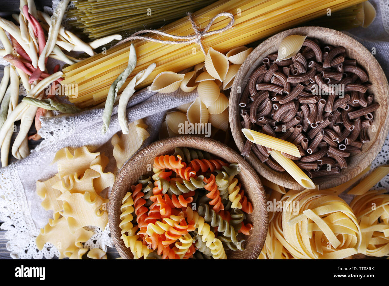 Diversi tipi di pasta sul tovagliolo, vista macro Foto Stock