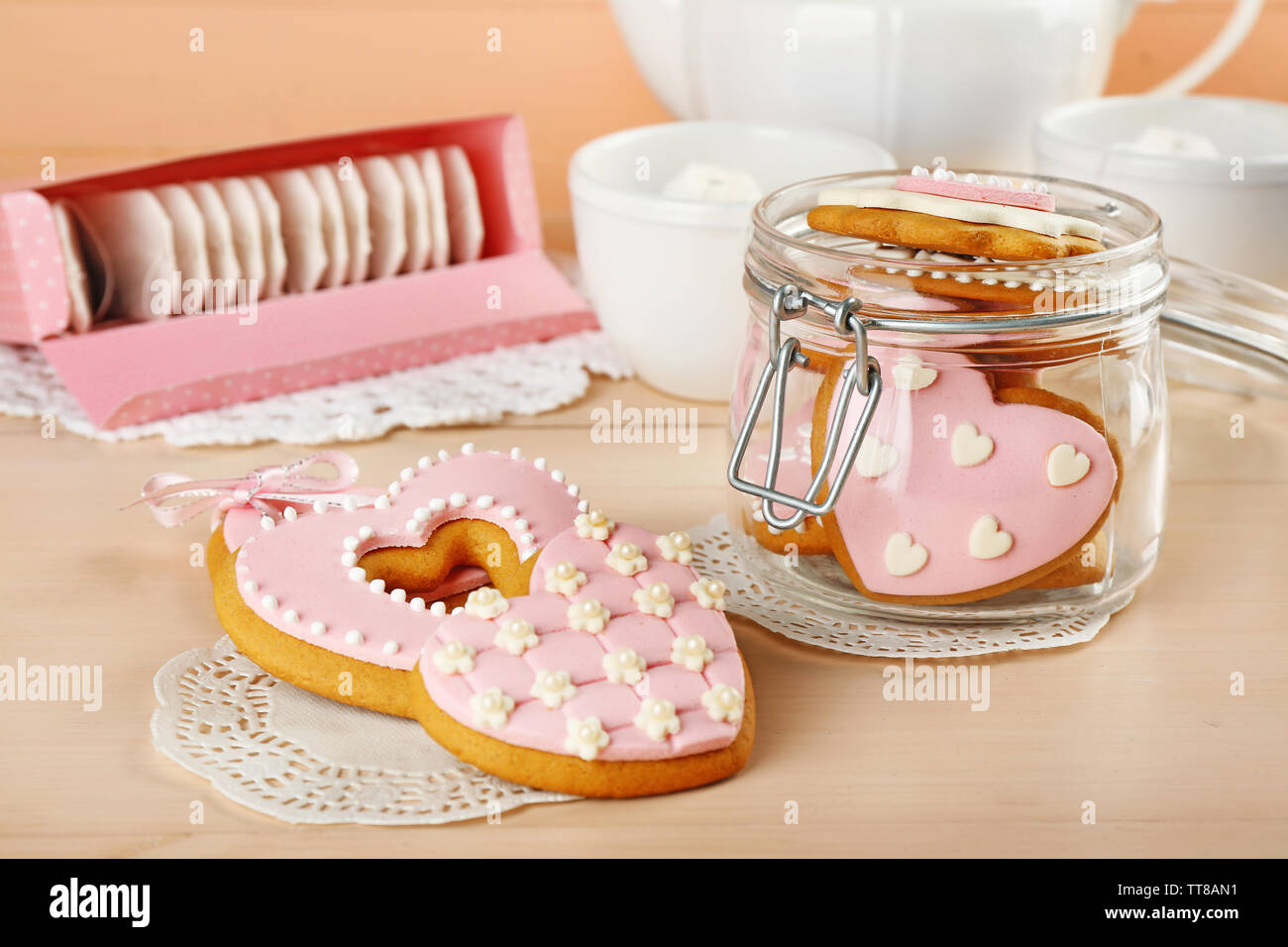 A forma di cuore i cookie per il giorno di San Valentino e delle bustine di tè su sfondo di legno Foto Stock