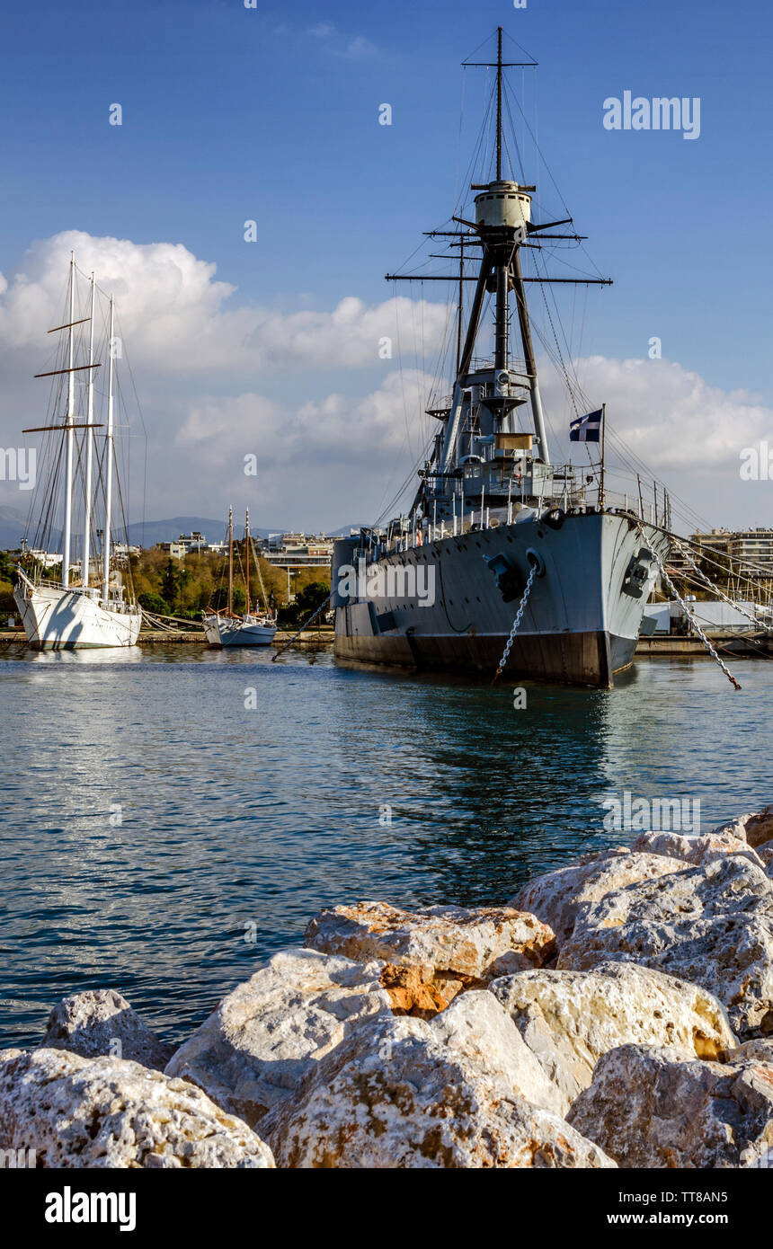 Atene, Attica / Grecia - Gennaio 4, 2014: Georgios Averof è una variante di Pisa-classe incrociatore corazzato costruito in Italia per la Royal Navy ellenica Foto Stock