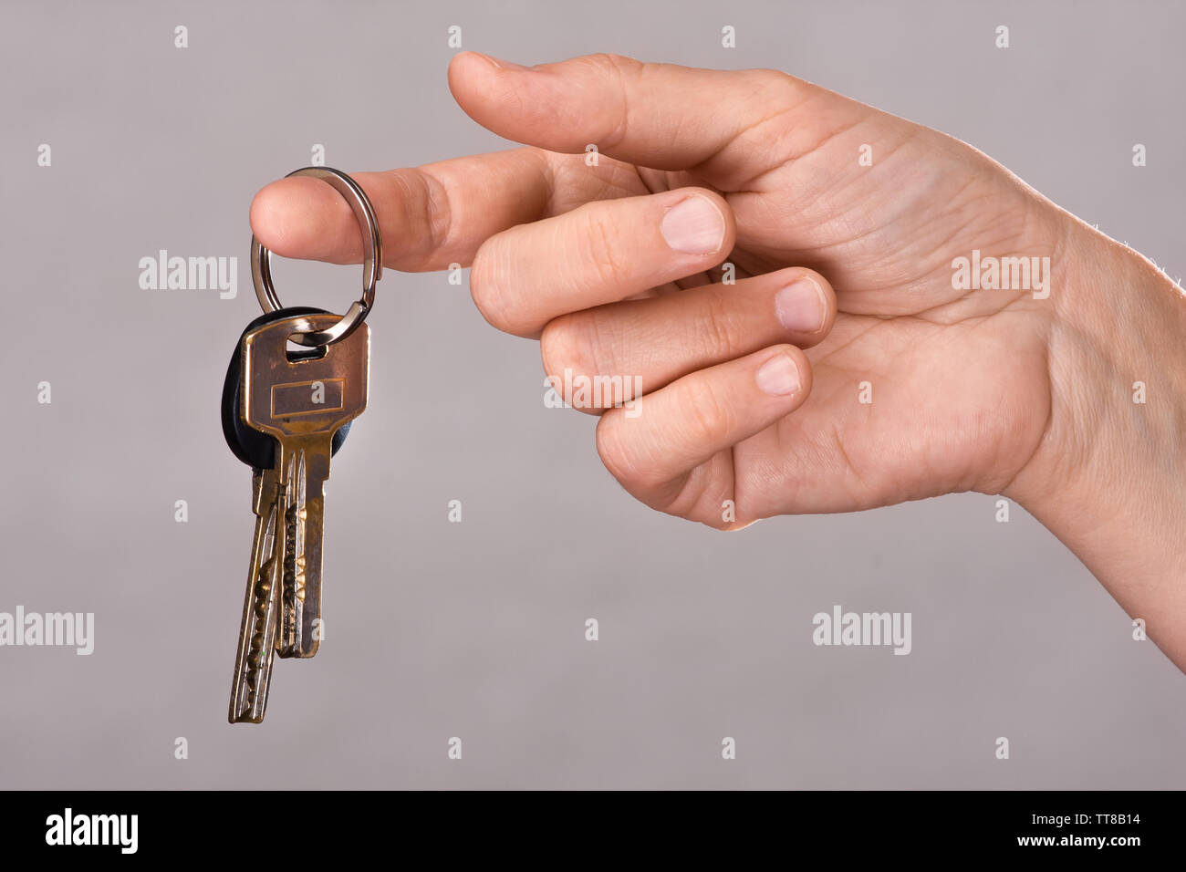 Primo piano della donna mano che tiene le chiavi dell'appartamento Foto Stock