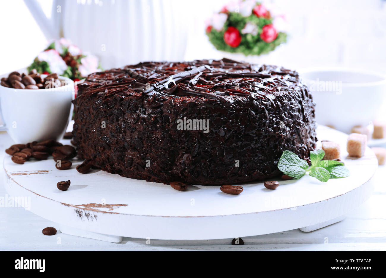 Gustosa torta al cioccolato con la menta sulla tavola da vicino Foto Stock