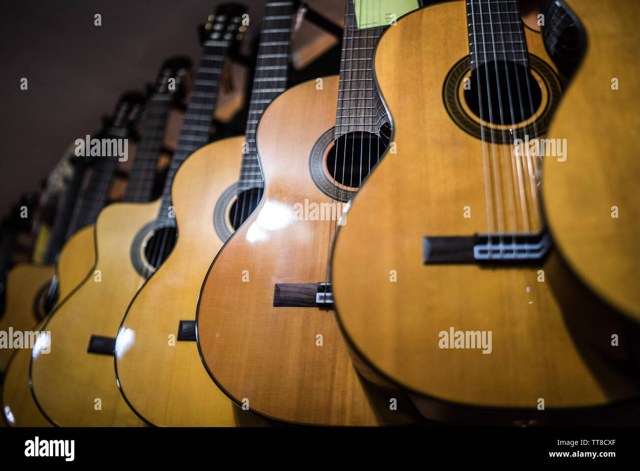 Classica chitarre spagnole sulla parete di un negozio di musica in vendita Foto Stock