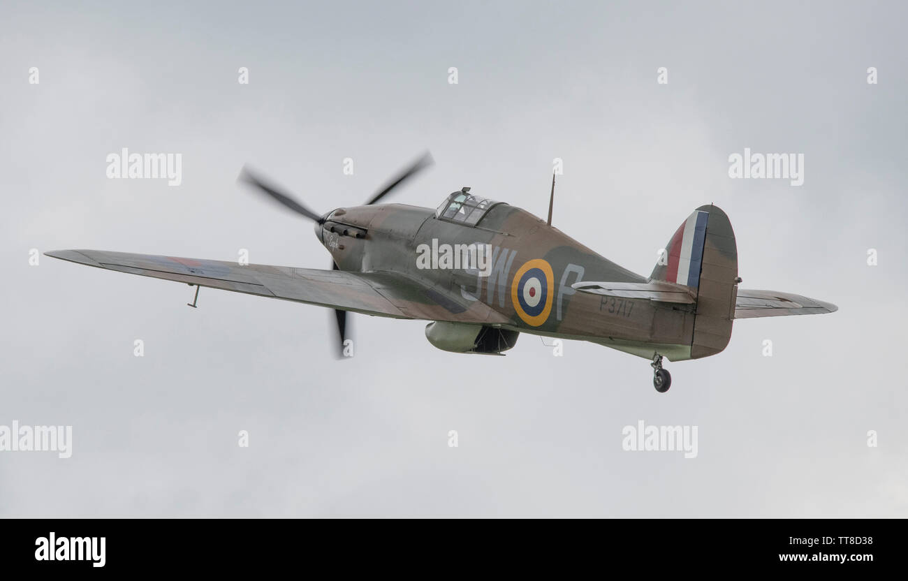 Dunsfold Park, Cranleigh, Surrey, Regno Unito. Il 15 giugno 2019. Xv e Dunsfold finale le ali e le ruote dispone di aria dinamica e motoring visualizza, in esecuzione da 15-16 giugno. La storica WW2 airfield si chiude poco per essere demolita per il nuovo alloggiamento. Immagine: un restaurato WW2 Hawker Hurricane mi prende parte al display airshow prima che il meteo limita battenti. Credito: Malcolm Park/Alamy Live News. Foto Stock