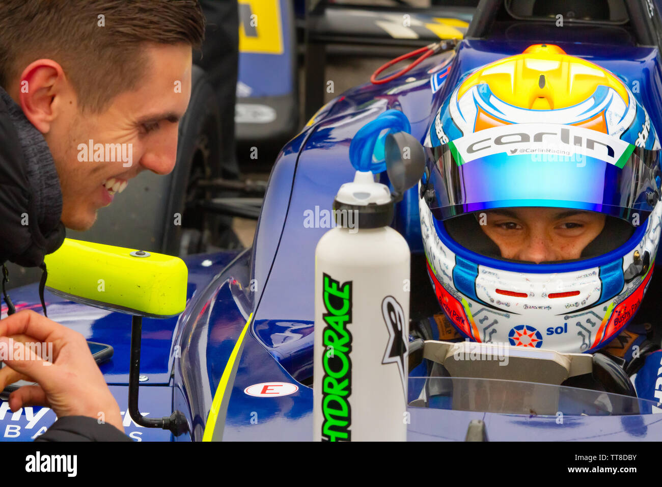 Zane Maloney, delle Barbados racing driver attende nella sua auto. British Formula 4 paddock, prima di qualifica a Brands Hatch Foto Stock