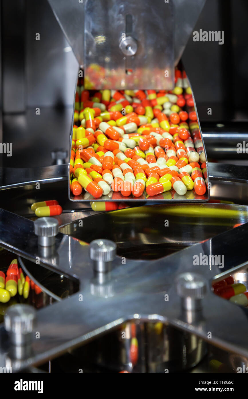 Farmacia Medicina pillola di capsule in linea di produzione in fabbrica medica. Il fuoco selettivo. Foto Stock
