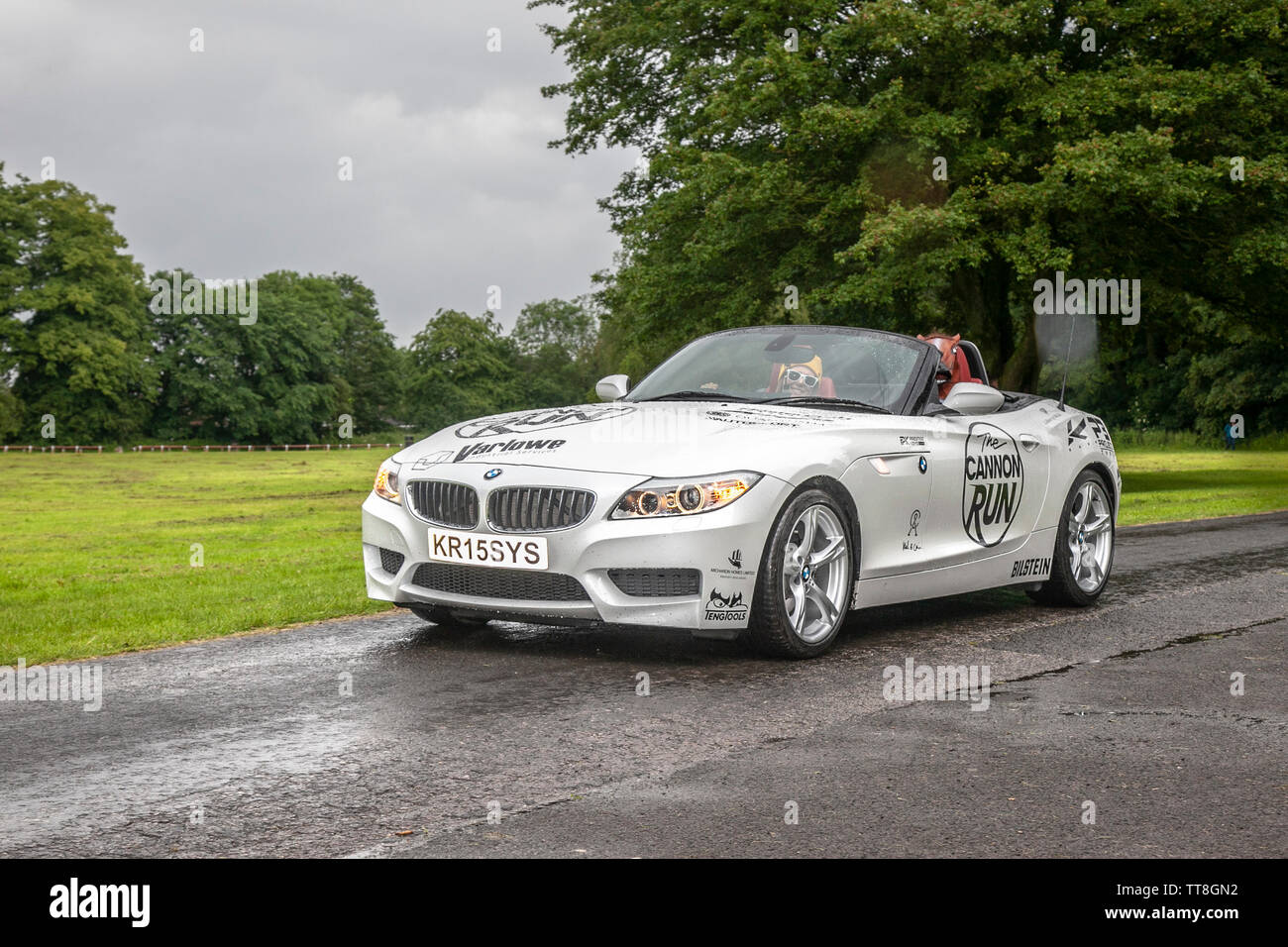 Bianco BMW Serie 3, convertibile, capote, tetto aperto, cabriolet, Drop-top, sportscar, roadster, cabriolet White popolari classici moderni al festival estivo di Leyland. Foto Stock