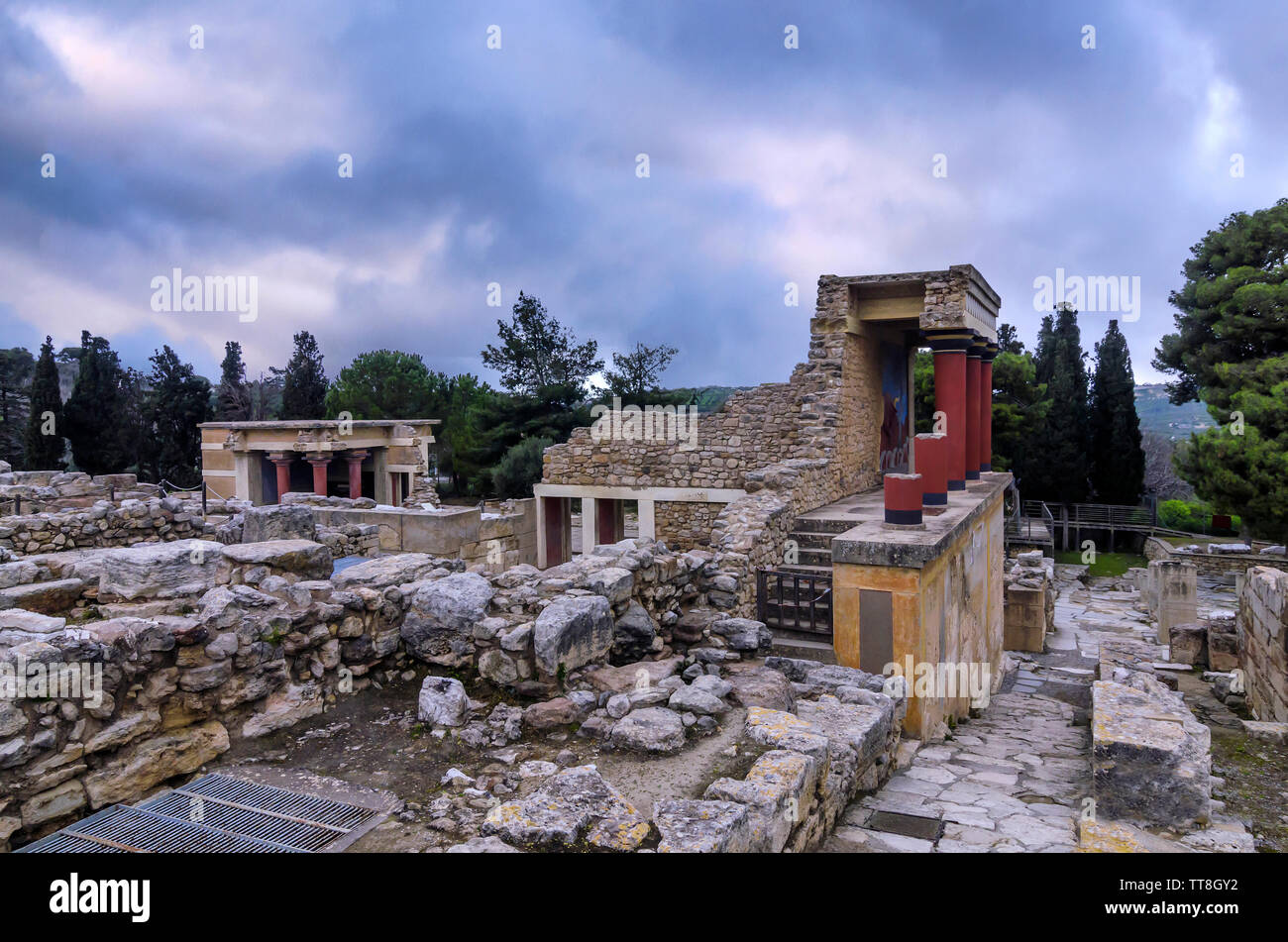 Il Palazzo di Cnosso, Creta / Grecia. Restaurato Ingresso Nord con la carica di bull fresco presso il sito archeologico di Cnosso Foto Stock