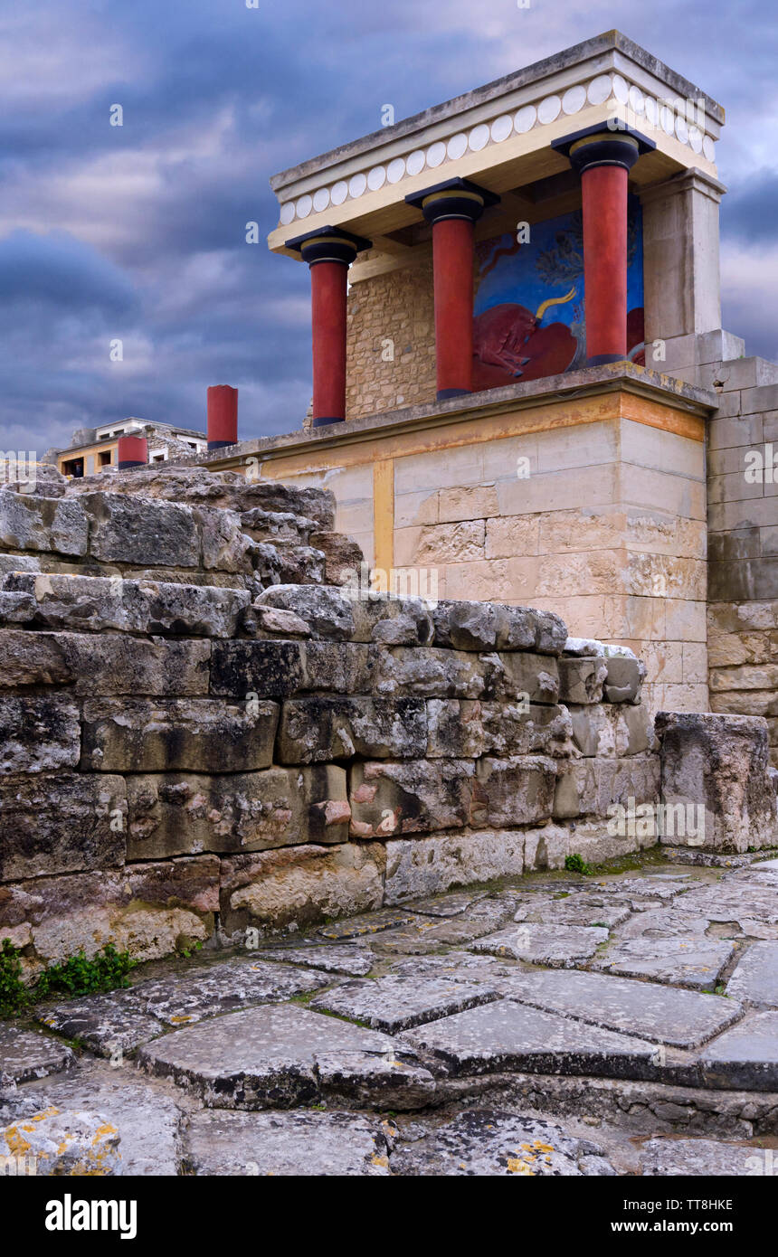 Il Palazzo di Cnosso, Heraklion - Creta. L'entrata nord del palazzo minoico con la carica bull affresco. Tramonto Foto Stock