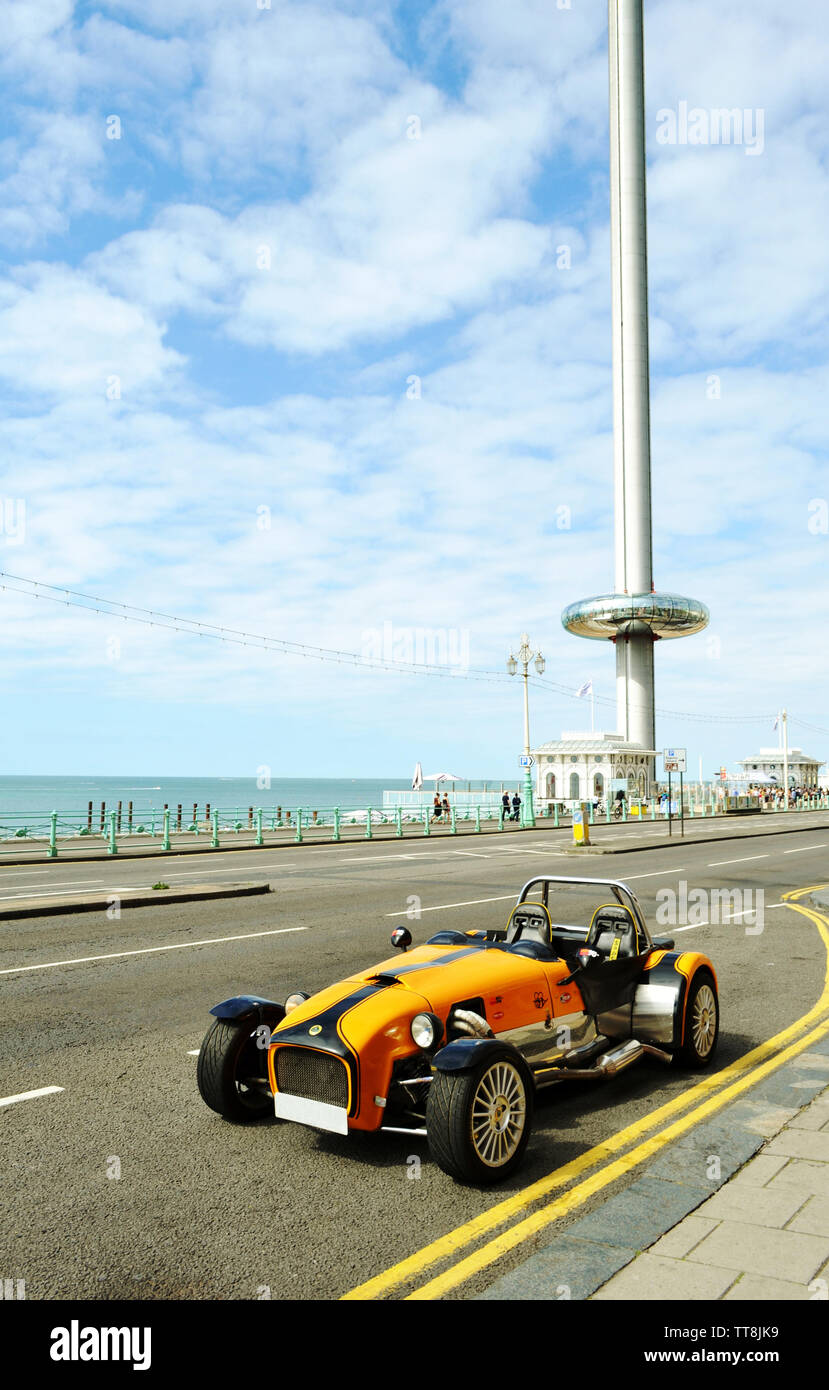 Brighton, Regno Unito - 14 agosto 2016: bel giallo vintage Lotus Cobra auto parcheggiate presso la spiaggia di Brighton avenue vicino al British Airways i360 torre. Foto Stock