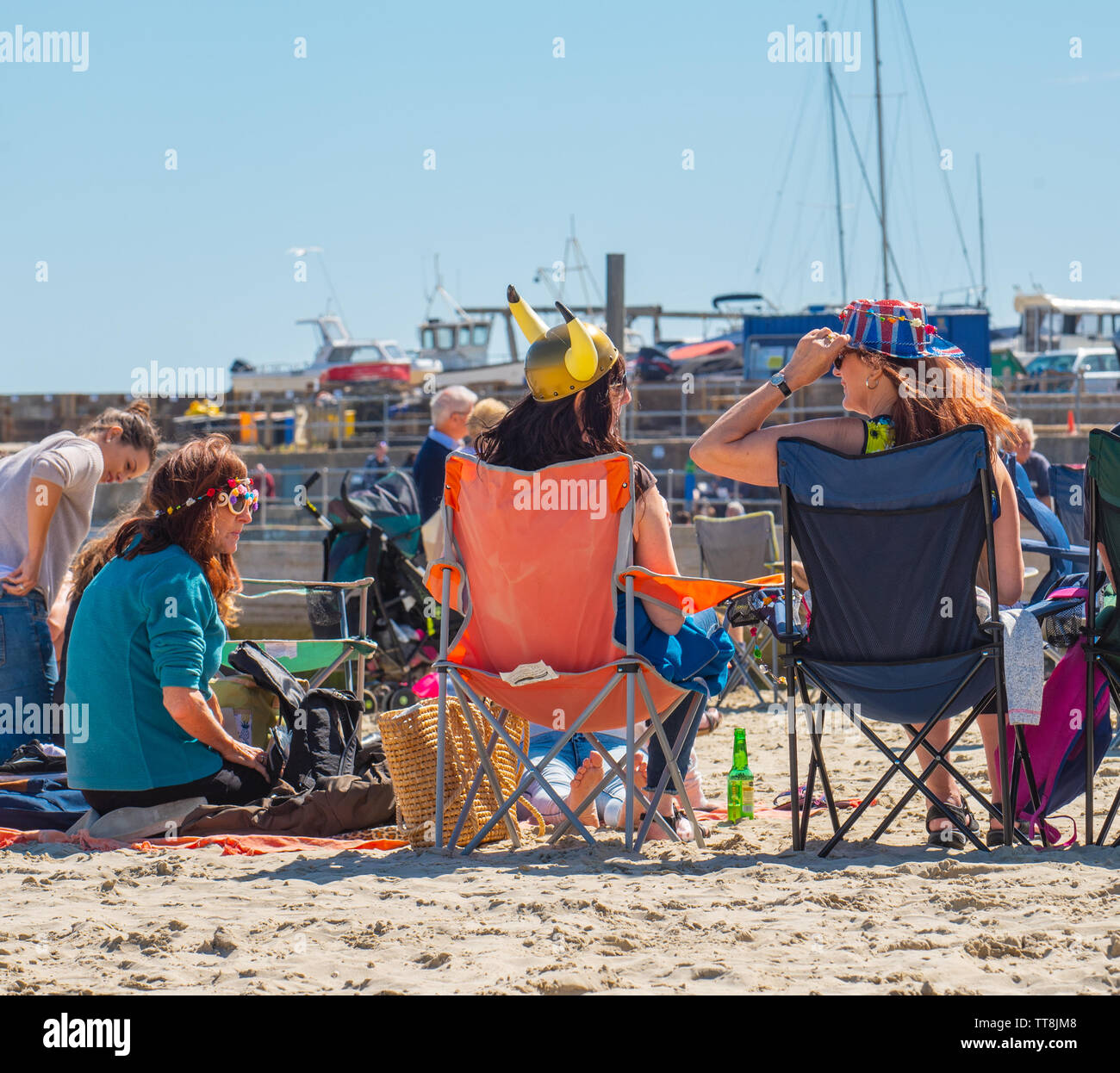 Lyme Regis, Dorset, Regno Unito. Il 15 giugno, 2019. Meteo REGNO UNITO: folle di musicisti e i visitatori accorrono alla spiaggia godetevi un pomeriggio di musica come le chitarre annuale sulla spiaggia evento si aprirà sulla spiaggia a Lyme Regis su un glorioso pomeriggio di sole caldo e luminoso blu del cielo. La folla è la star dello spettacolo come chitarristi di tutte le età e capacità di raccogliere insieme sulla spiaggia di eseguire insieme come "la Gran Bretagna più grande band". Le persone godono la rilassata atmosfera del festival prima di eseguire questo anno ha scelto il brano "sulla spiaggia". Credito: Celia McMahon/Alamy Live News Foto Stock