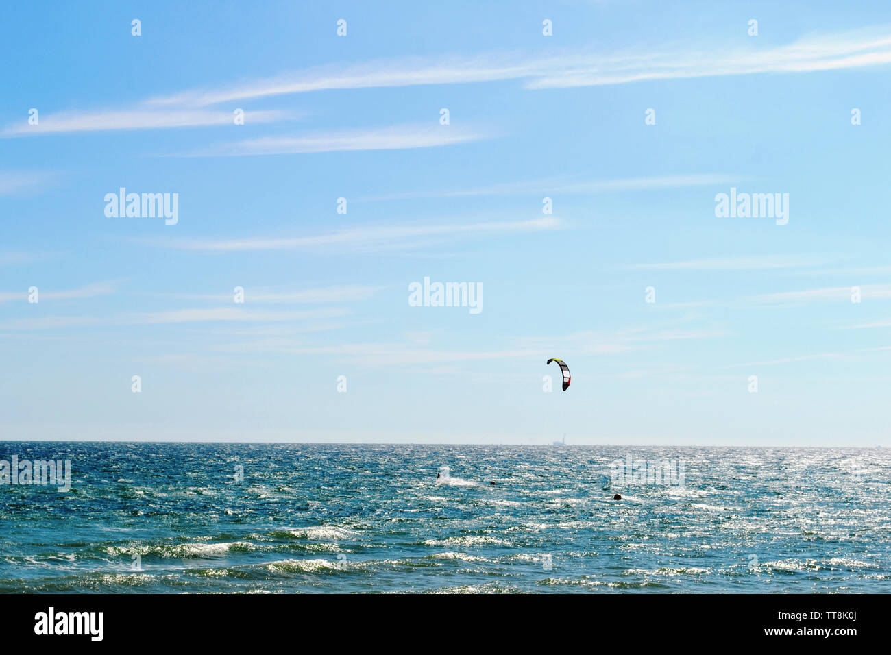 Bellissimo paesaggio marino vista in controluce e kitesurf a Brighton, Inghilterra. Foto Stock