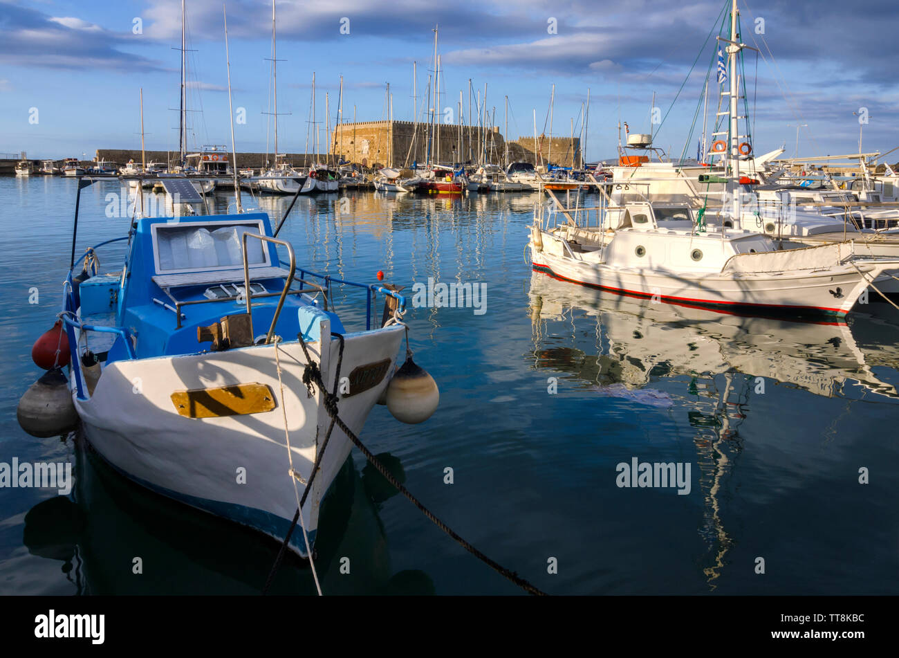 Heraklion, Creta - Grecia. Fortezza Koules (Castello a Mare) al vecchio porto veneziano nella città di Heraklion. Caldo sole luce crea riflessi Foto Stock