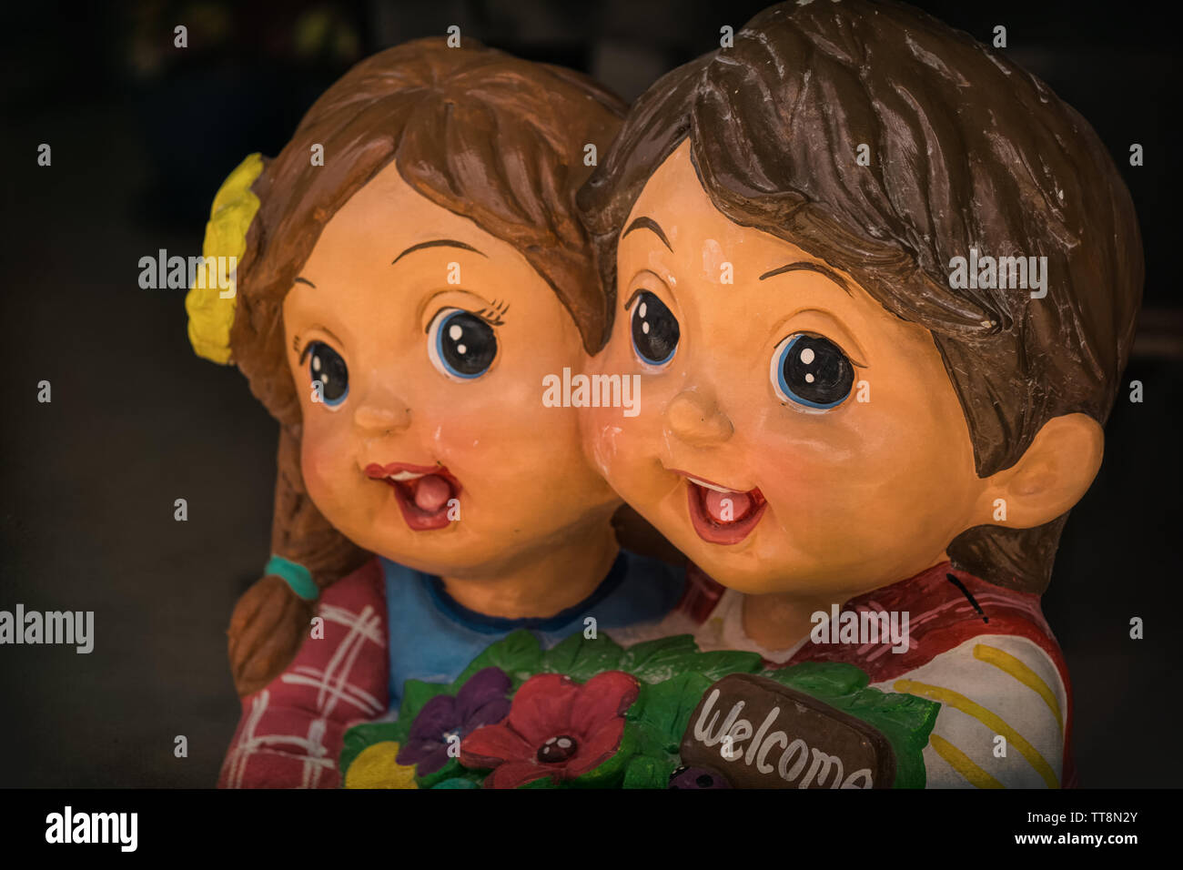 Un uomo di plastica e la sua fidanzata sono sconosciuti di saluto Foto Stock