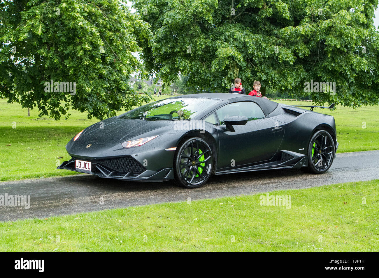 Lamborghini Aventador V12 è un'auto sportiva a motore medio prodotta dal costruttore automobilistico italiano Lamborghini. Foto Stock