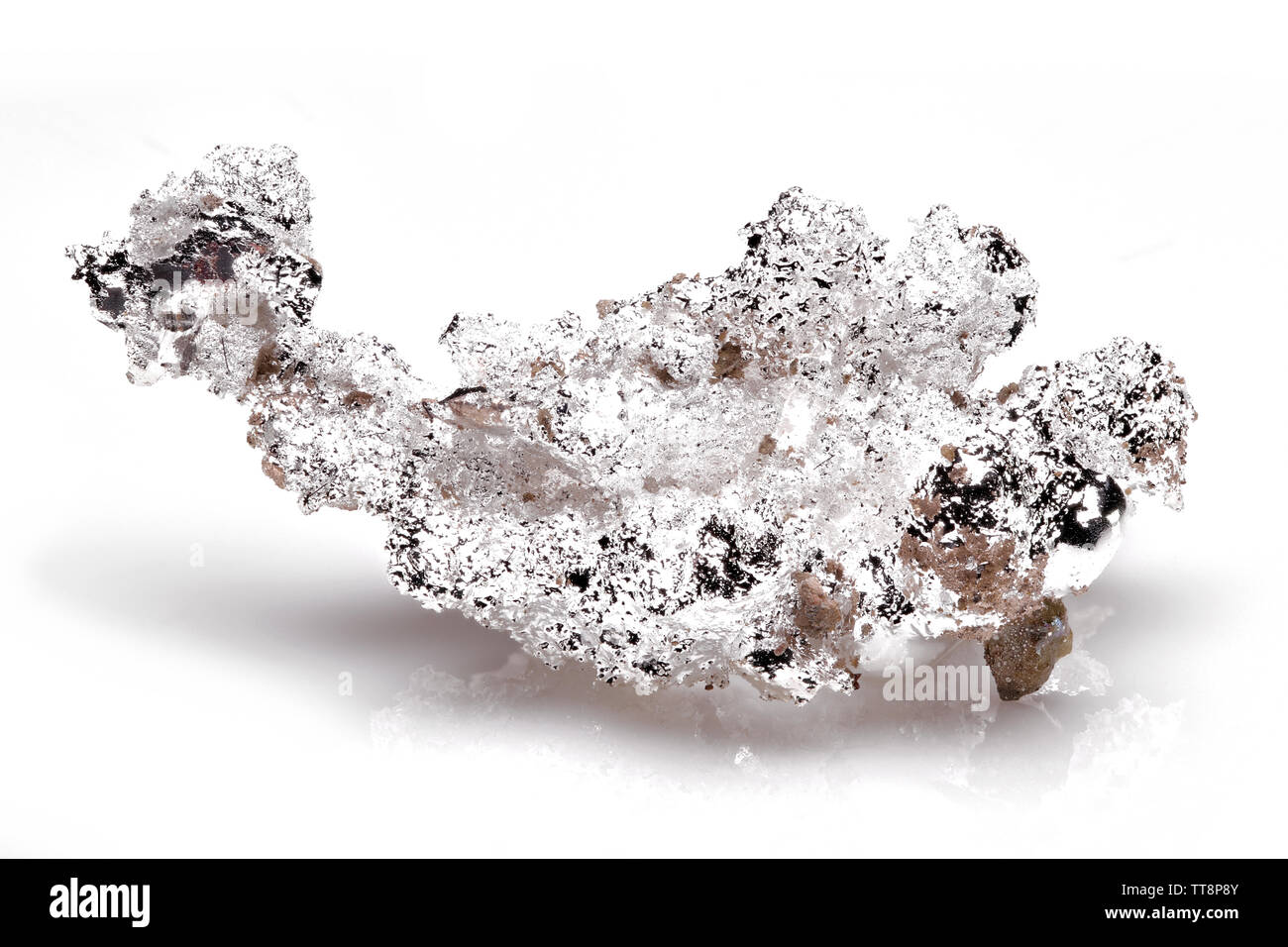 Argento cristallino nugget dal Reno, Nevada isolati su sfondo bianco Foto Stock