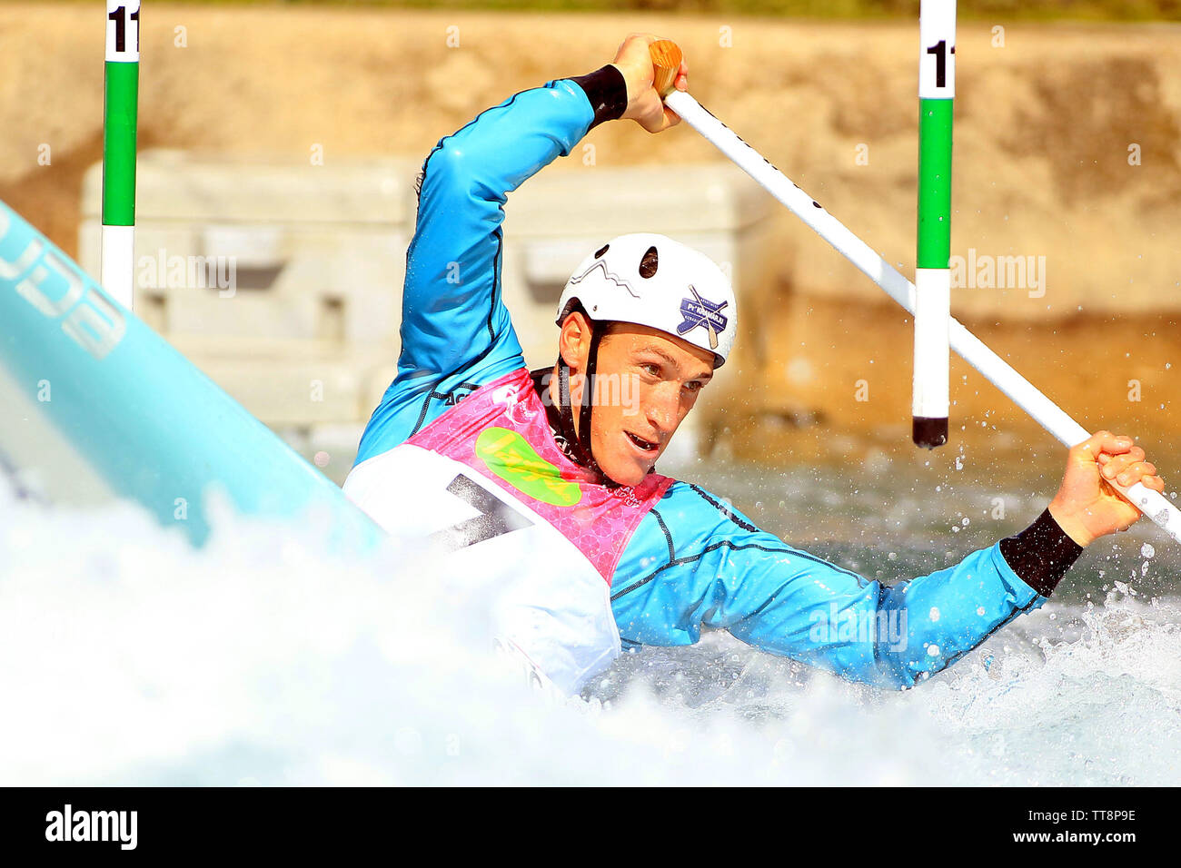 Lee Valley White Water Centre, Hertfordshire, Regno Unito. Il 15 giugno, 2019. Luka Bozic della Slovenia in azione a uomini della C1 slalom. 2019 ICF Canoa Slalom World Cup, evento di due giorni presso il Lee Valley white water centre di Londra il sabato 15 giugno 2019. pic da Steffan Bowen/Andrew Orchard fotografia sportiva/Alamy Live news Credito: Andrew Orchard fotografia sportiva/Alamy Live News Foto Stock