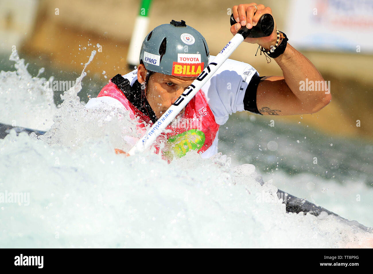 Lee Valley White Water Centre, Hertfordshire, Regno Unito. Il 15 giugno, 2019. Matej Benus della Slovacchia in azione a uomini della C1 slalom. 2019 ICF Canoa Slalom World Cup, evento di due giorni presso il Lee Valley white water centre di Londra il sabato 15 giugno 2019. pic da Steffan Bowen/Andrew Orchard fotografia sportiva/Alamy Live news Credito: Andrew Orchard fotografia sportiva/Alamy Live News Foto Stock