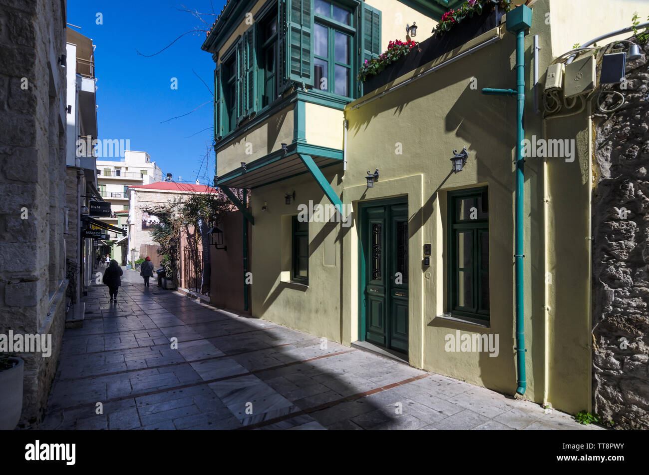 Heraklion, Creta / Grecia. Stretto vicolo pavimentato con le tradizionali case colorate al centro della città di Heraklion Foto Stock