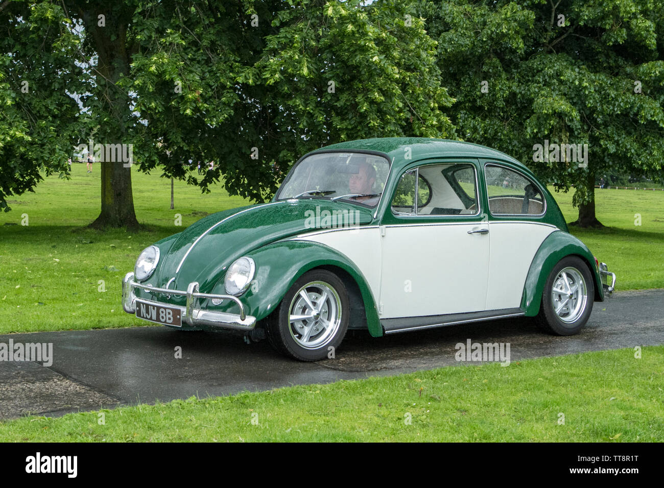 Leyland, Lancashire. 1971 popolare verde vintage & panna VW, vecchio 1300 Volkswagen maggiolino, classic veterano collezionabili carrozze salone del passato. Foto Stock