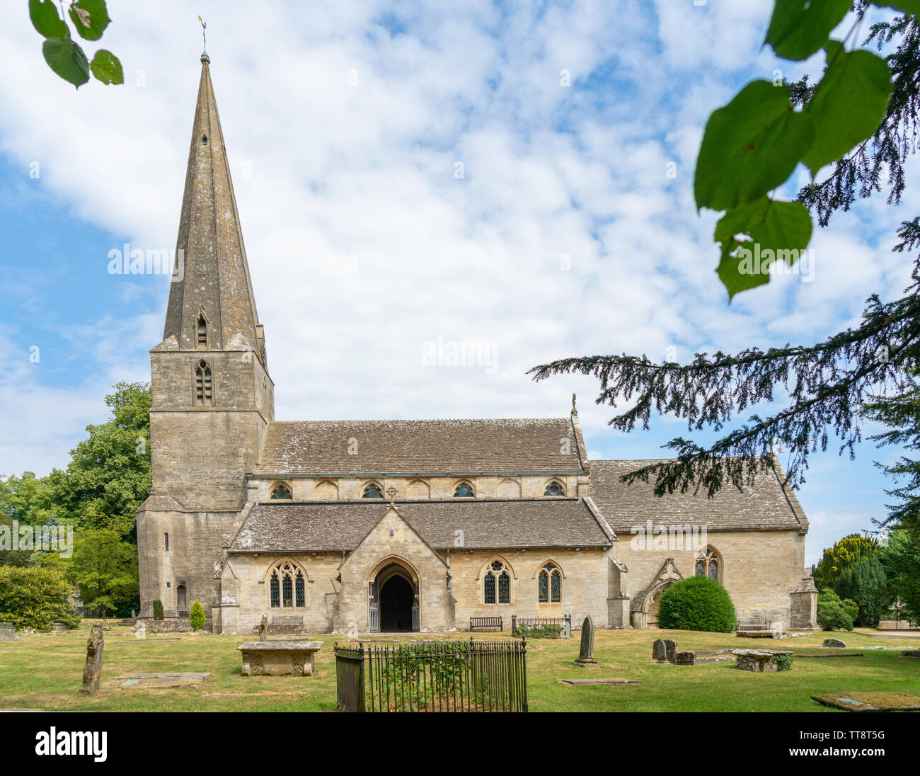 La chiesa parrocchiale di tutti i santi a Bisley, un pittoresco villaggio Costwold nel Gloucestershire, Regno Unito Foto Stock