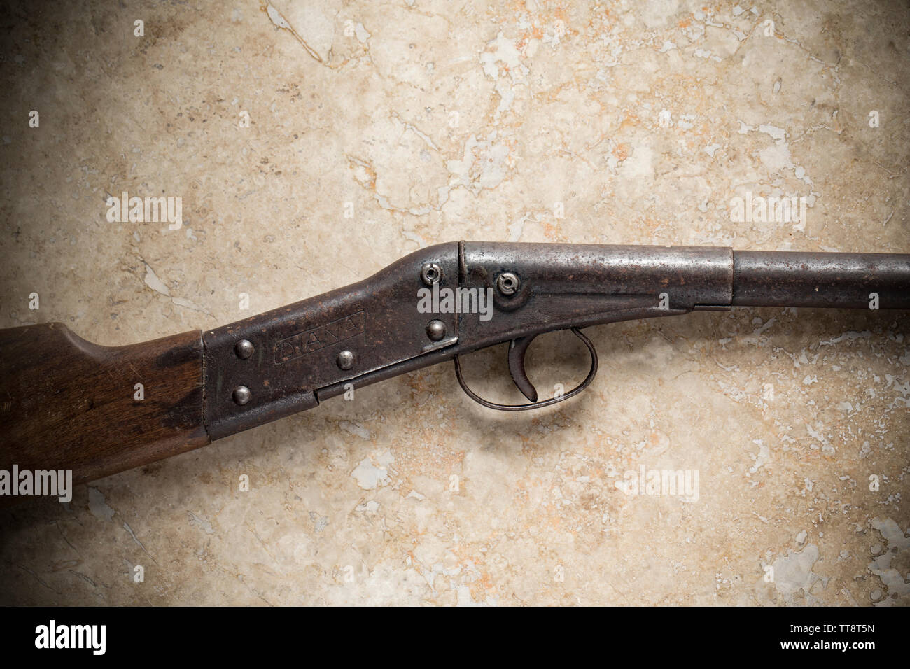 Una latta Diana Modello 1 pre-Seconda Guerra Mondiale fucile aria fotografati contro una luce, pietra dello sfondo. Il fucile ad aria compressa è qui illustrato in condizione di chiusura e posi Foto Stock