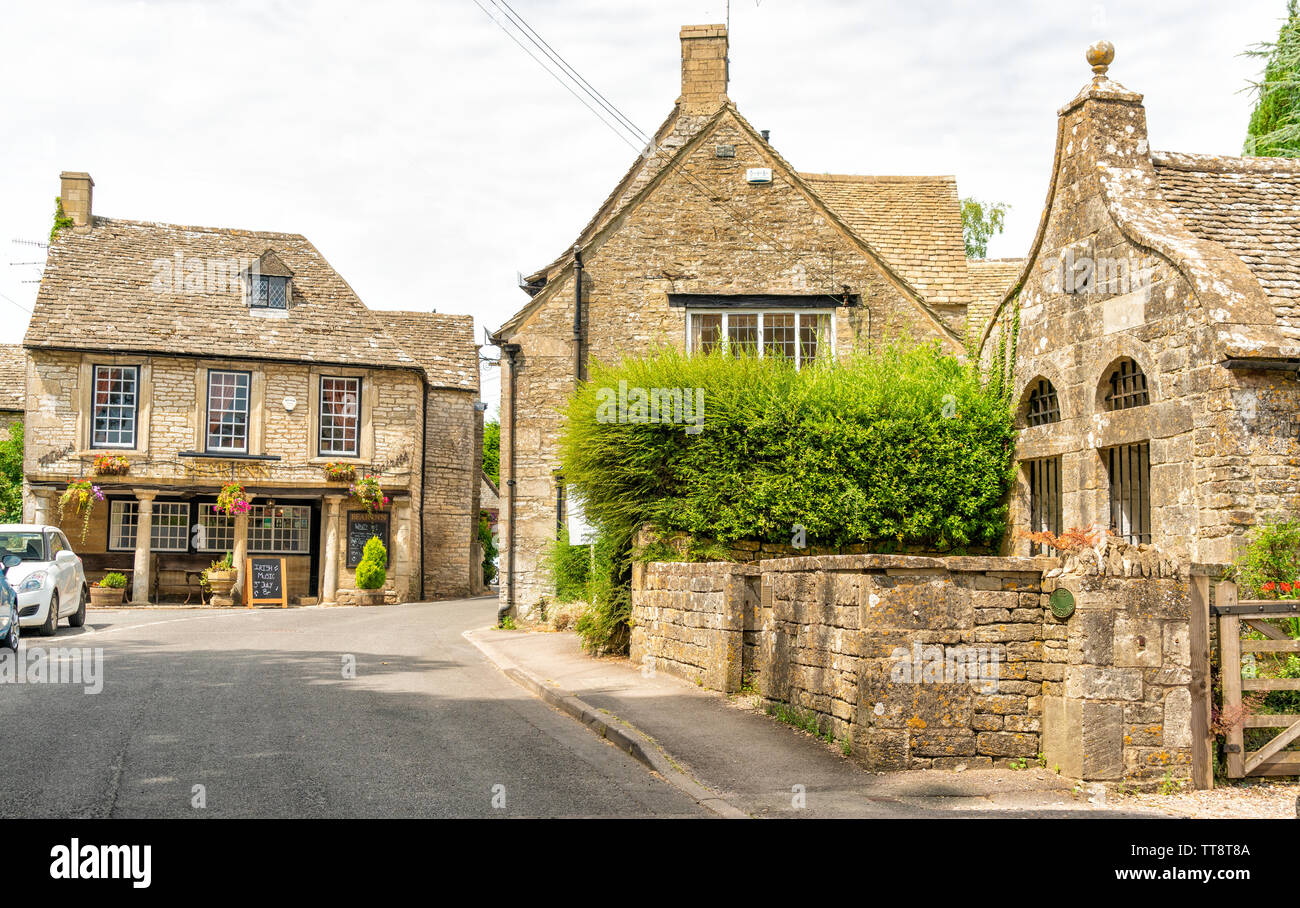 Il Bear Inn e la vecchia prigione pubblica a Bisley un pittoresco villaggio Costwold, Gloucestershire, Regno Unito Foto Stock