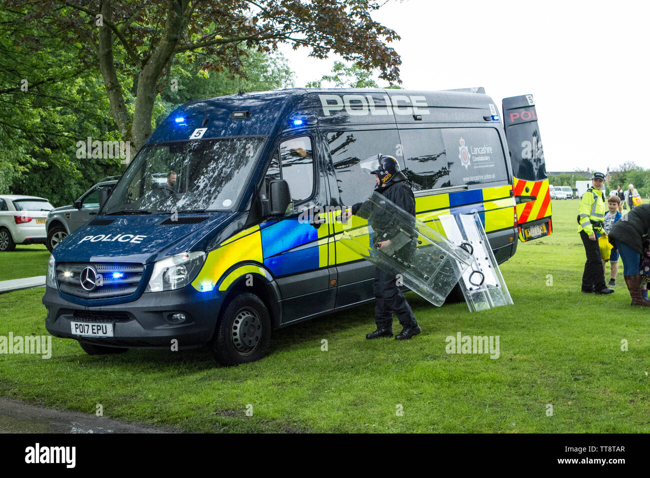 Un britannico forza di polizia di supporto operativo; divisione Mercedes-Benz Sprinter 519 CDI veicolo, dimostrazione con riot ingranaggio indumenti di protezione Foto Stock