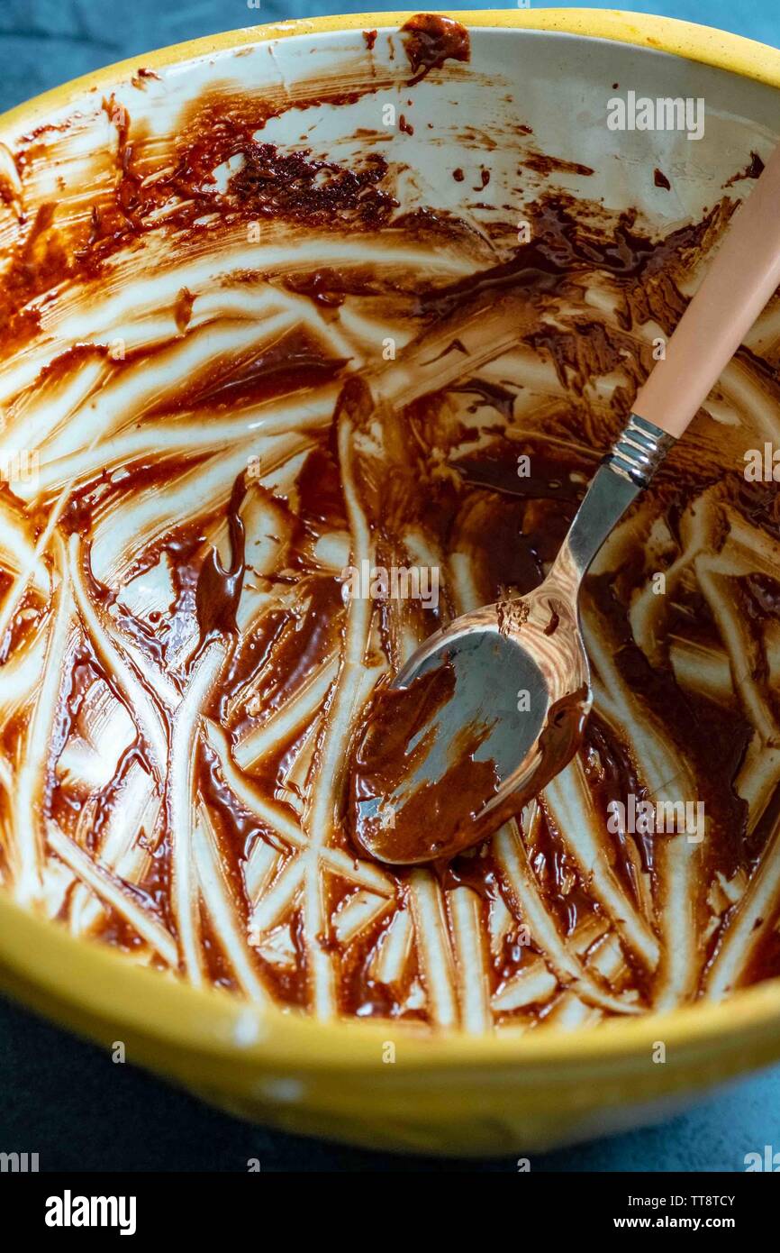 Recipiente di cottura con il cioccolato fuso Foto Stock