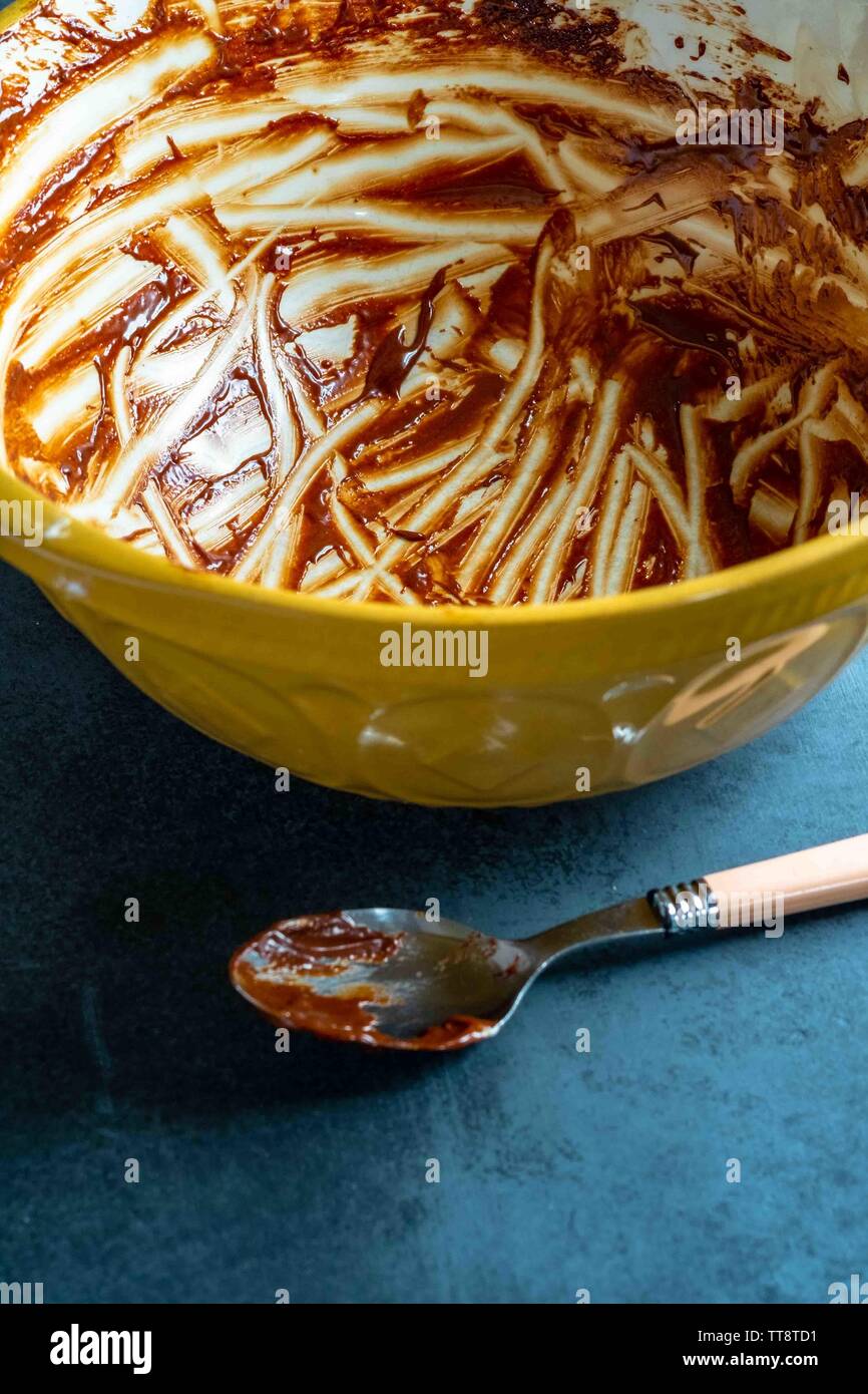 Recipiente di cottura con il cioccolato fuso Foto Stock