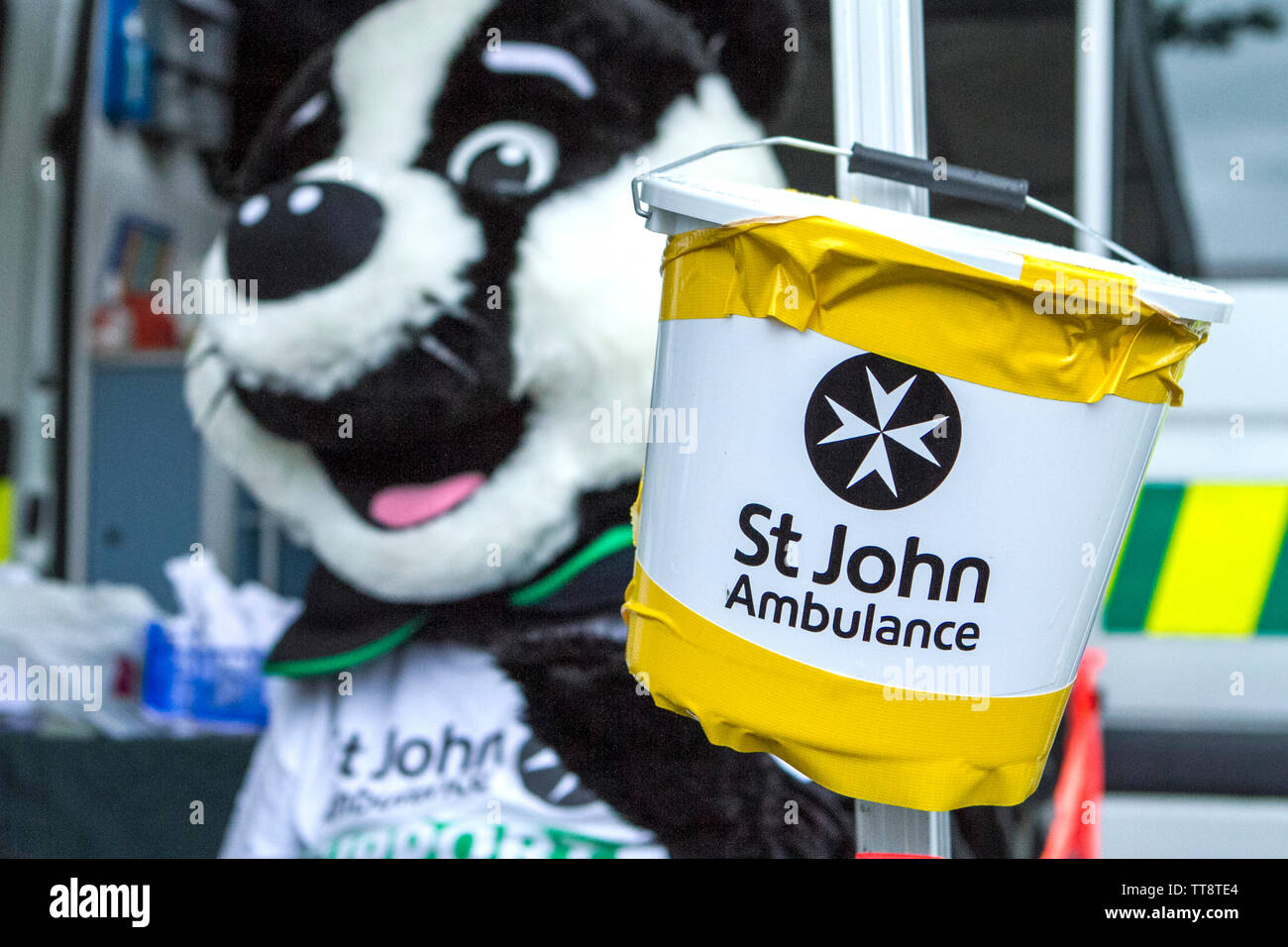 Un secchio della collezione di beneficenza di St. John Ambulance con mascotte Panda in uno stand al Leyland Park Festival, Leyland, Lancashire, Regno Unito Foto Stock