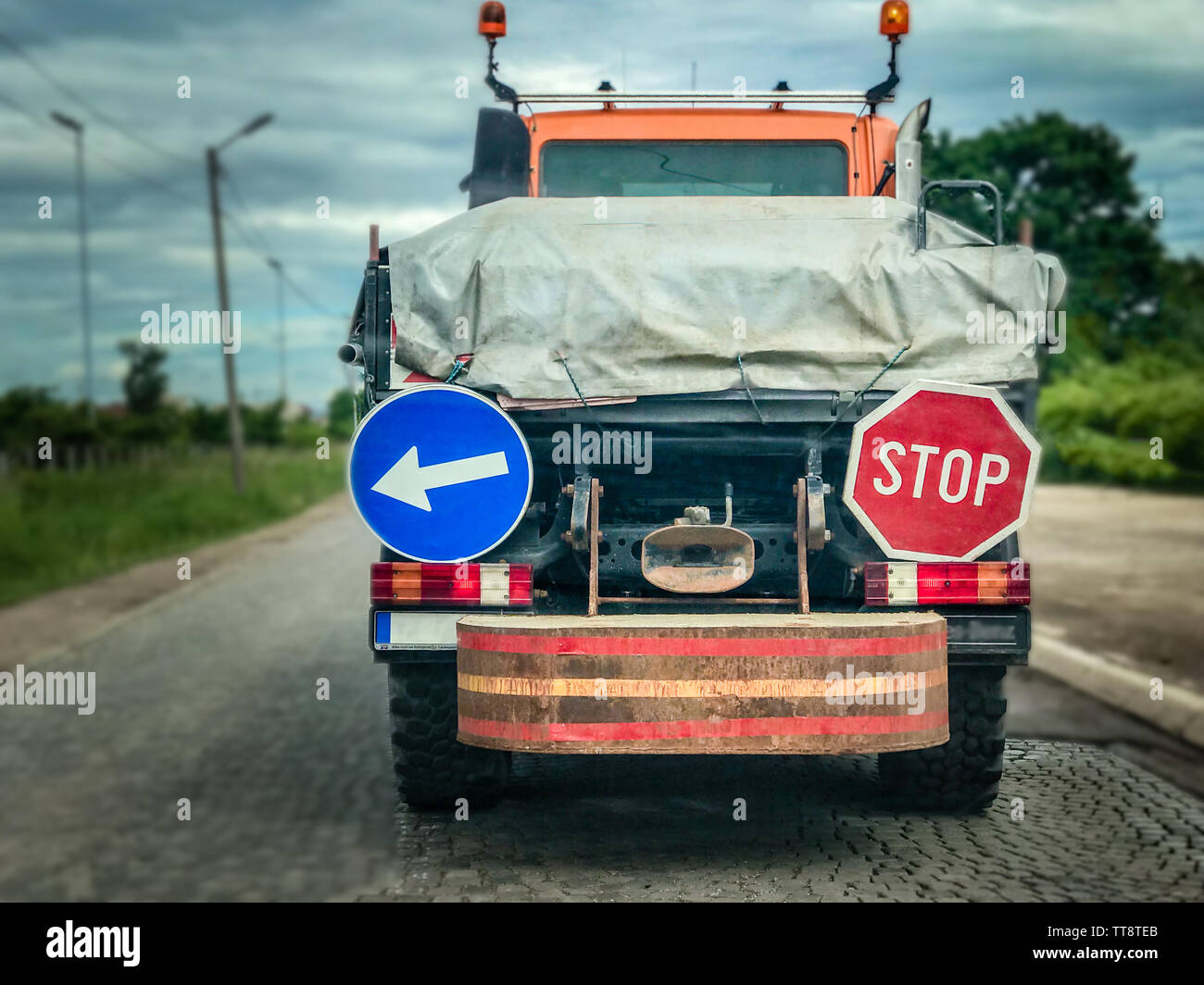 I lavori di manutenzione stradale carrello con cartelli stradali vista posteriore . Foto Stock