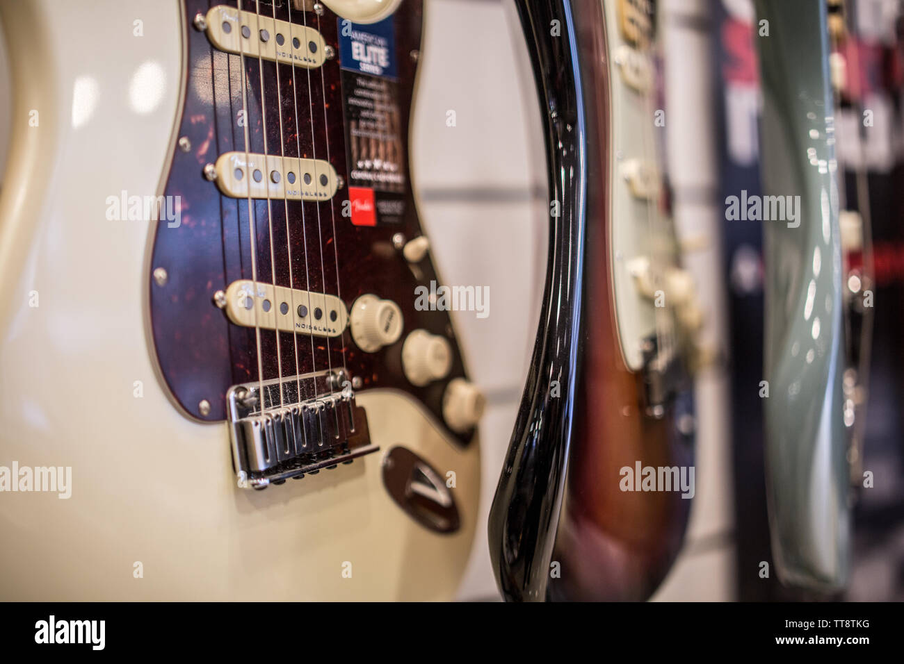 Chitarra elettrica comincia appendere alla parete per la vendita in music store Foto Stock
