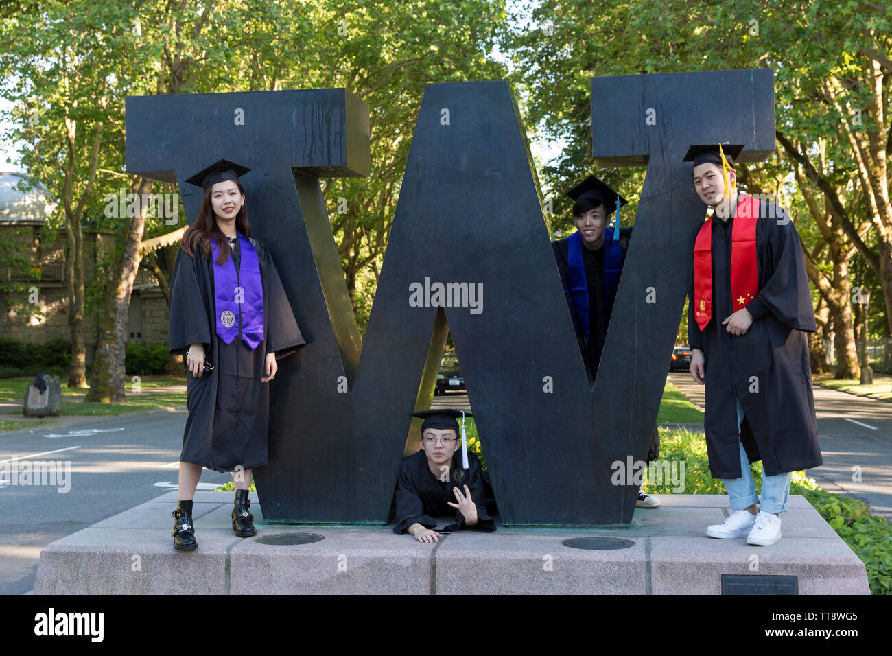 Un gruppo di studenti provenienti dalla Cina posa per foto a 'W' scultura lungo 45th street presso l Università di Washington il 11 giugno 2019. Foto Stock
