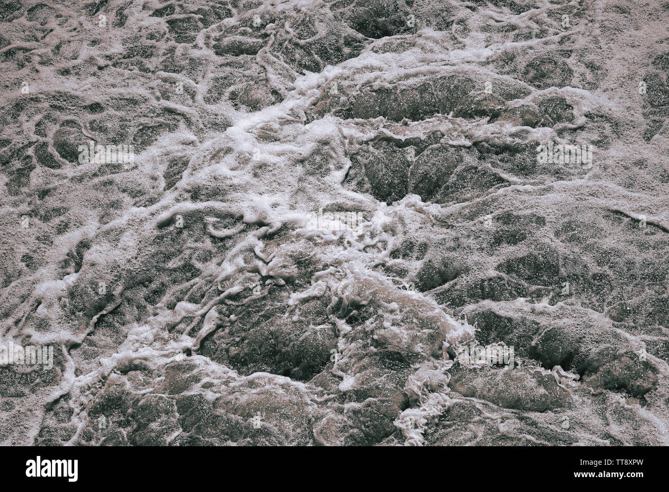 Sfondo astratto, ruvida la superficie dell'acqua. Acqua di schiumatura, in bianco e nero. Schiuma e bolle. Onde tempestose. Pericolo, drammatica e la potenza del concetto di natura Foto Stock