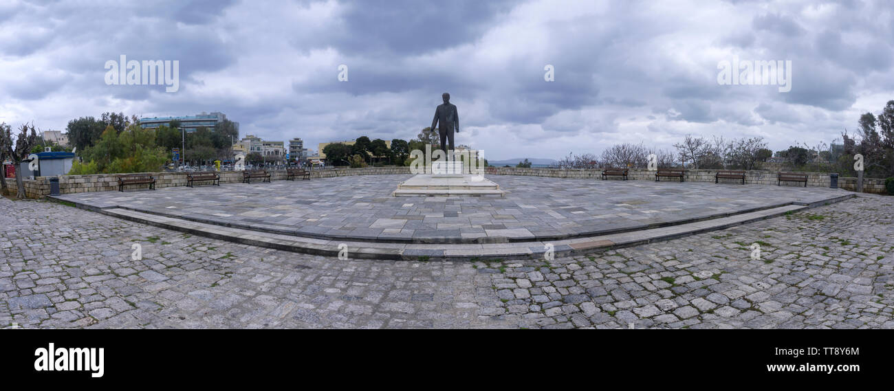 Heraklion, Creta / Grecia. Statua di Eleftherios Venizelos nel centro di Heraklion. Eminenti leader greco degli inizi del XX secolo. Panorama Foto Stock