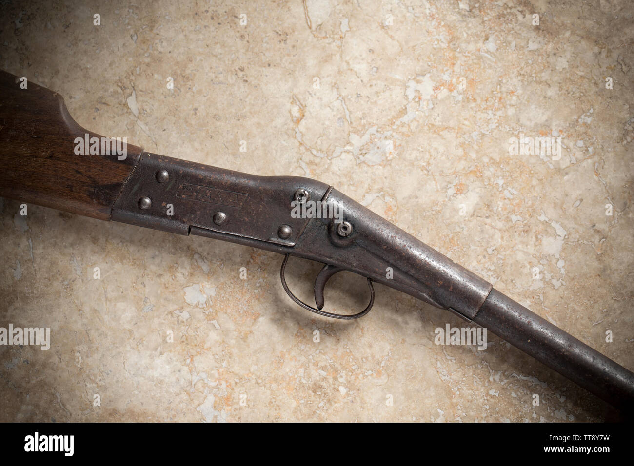 Una latta Diana Modello 1 pre-Seconda Guerra Mondiale fucile aria fotografati contro una luce, pietra dello sfondo. Il fucile ad aria compressa è qui illustrato in condizione di chiusura e posi Foto Stock