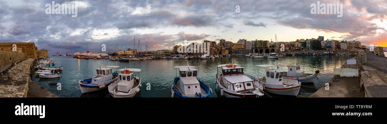 Heraklion, Creta / Grecia. Vista panoramica del vecchio porto veneziano con la fortezza Koules (Castello a Mare) e la città di Heraklion al tramonto Foto Stock