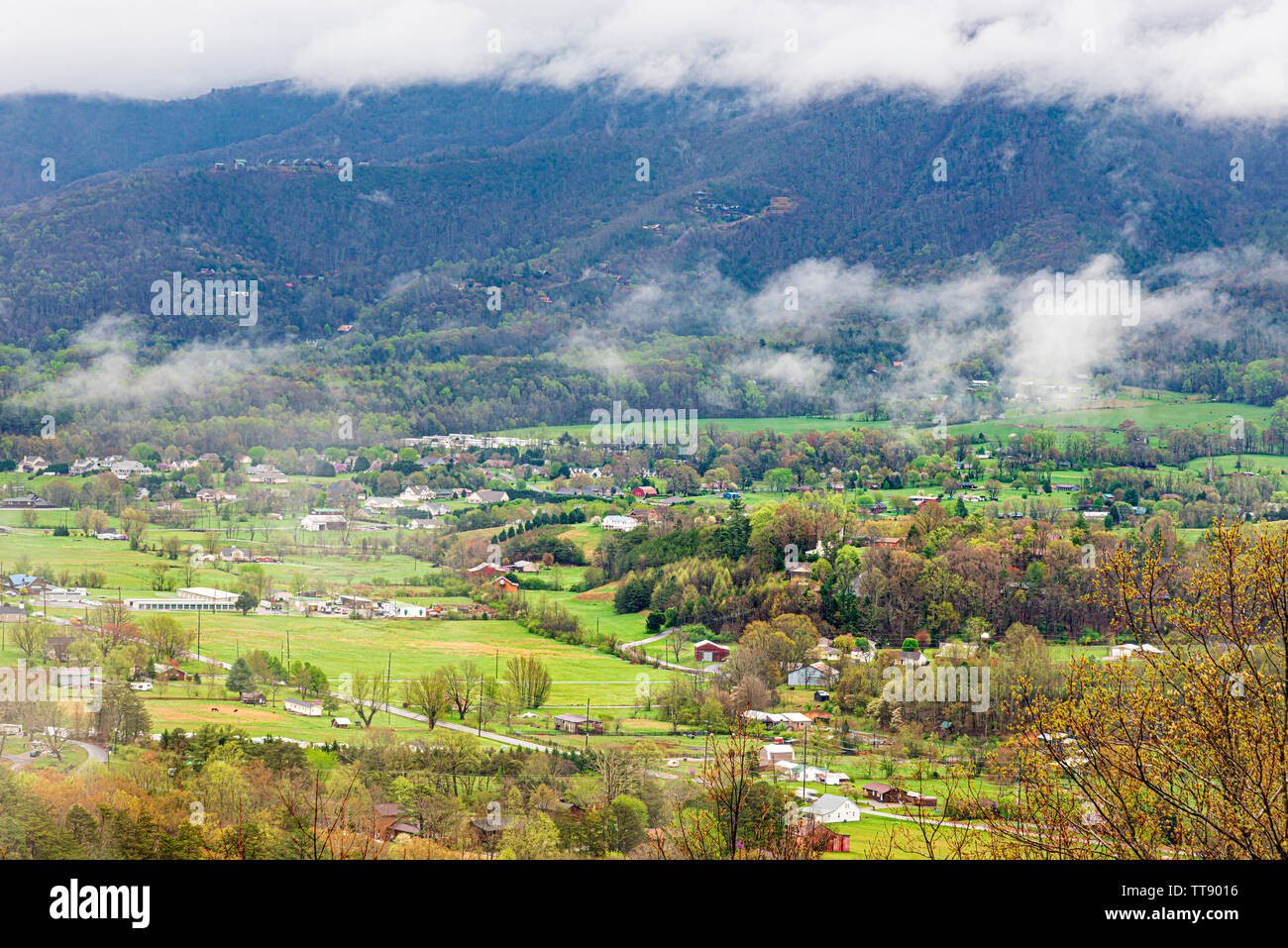 Panoramica orizzontale colpo di Smoky Mountain Valley comunità rurale. Foto Stock