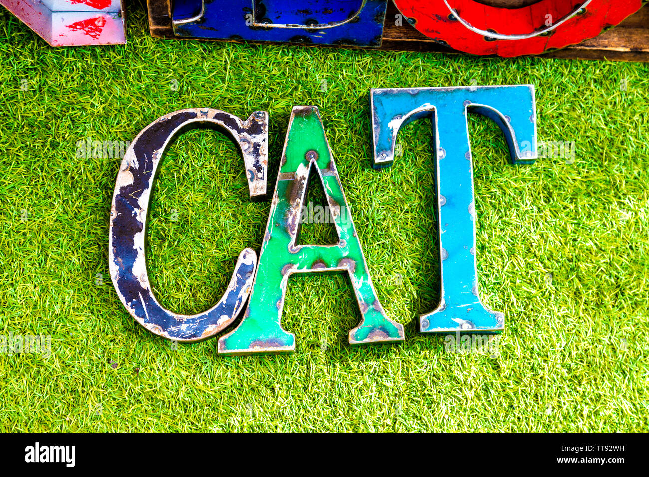 Metallo Vintage lettere spalling la parola 'cat' al mercato delle pulci in cantiere di aceto, London, Regno Unito Foto Stock