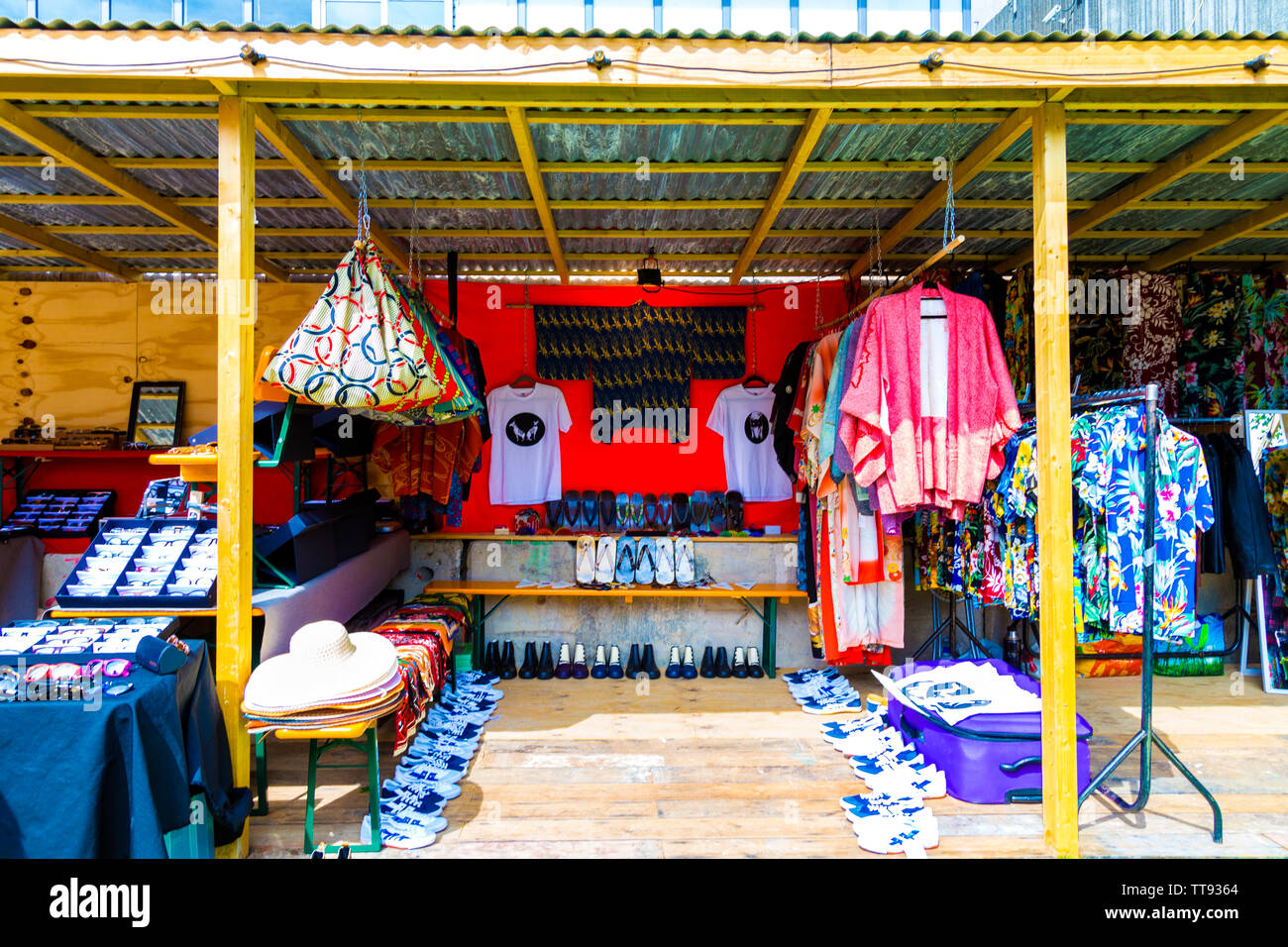Vintage kimono in stallo il mercato delle pulci al cantiere di aceto, London, Regno Unito Foto Stock