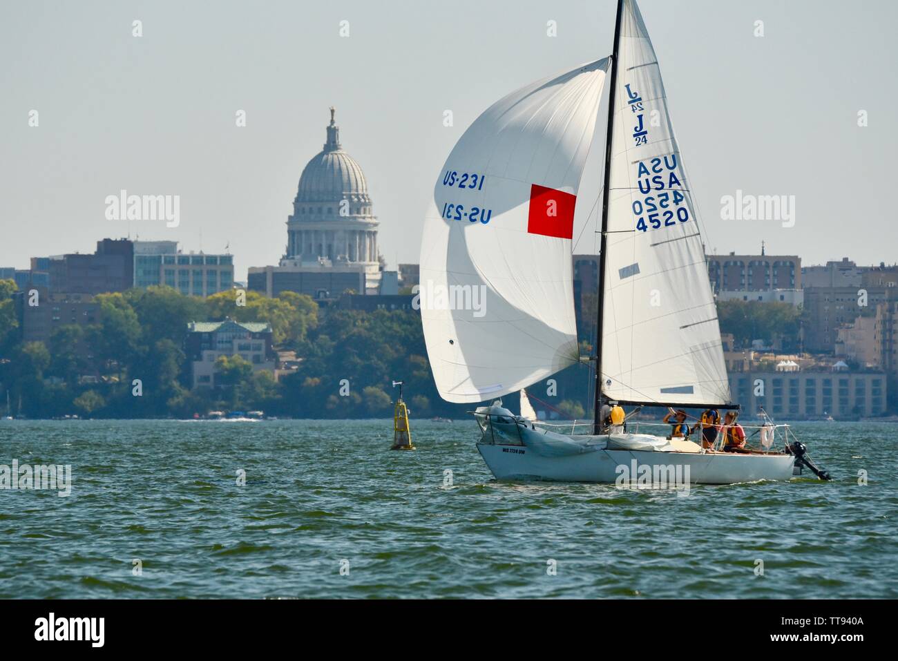 Barca a vela sul lago Mendota, con spinnaker fino a cogliere il vento, con Capitol Building in background, Madison, Wisconsin, STATI UNITI D'AMERICA Foto Stock