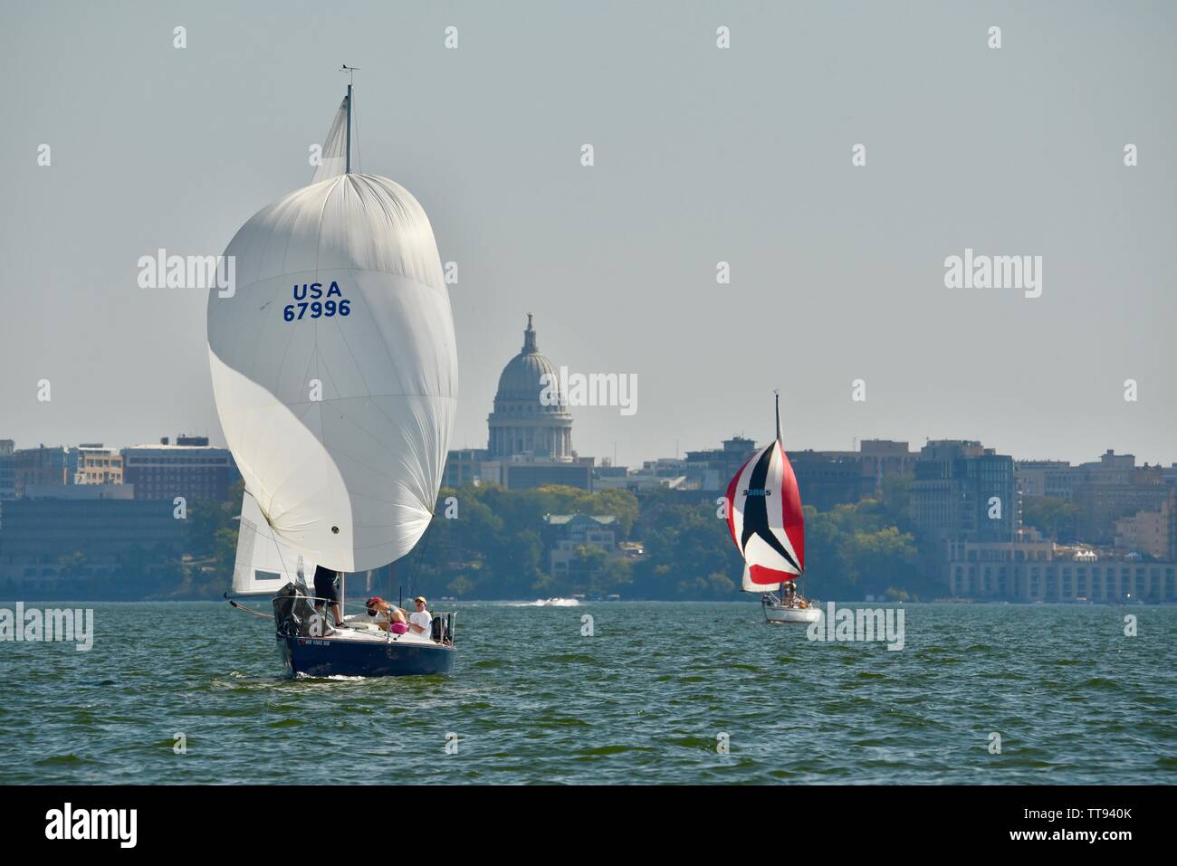 Barca a vela sul lago Mendota, con spinnaker fino a cogliere il vento, con Capitol Building in background, Madison, Wisconsin, STATI UNITI D'AMERICA Foto Stock