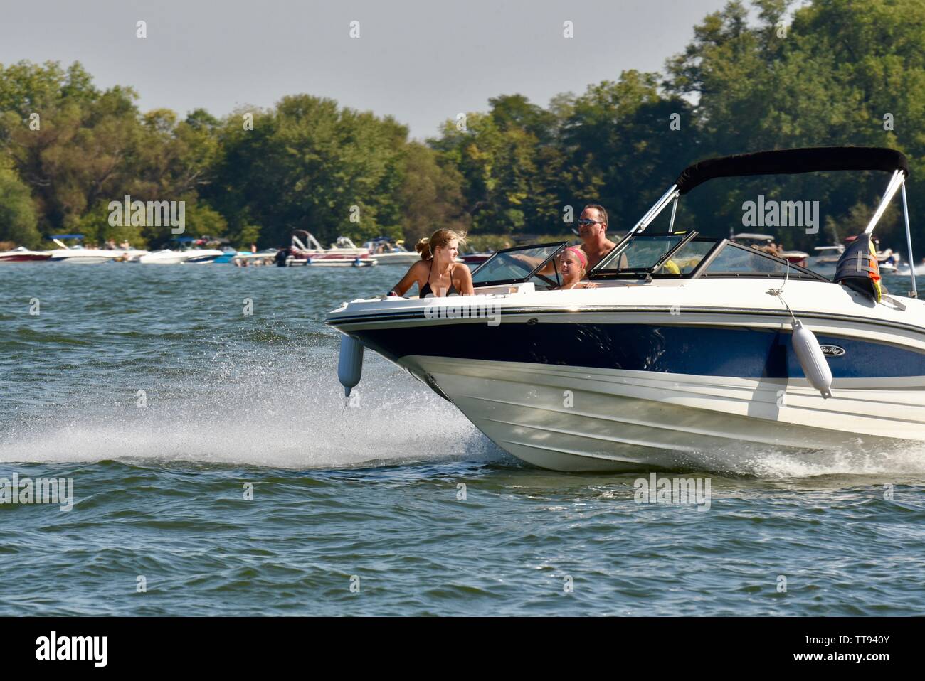 I barcaioli ricreative motoring loro imbarcazione attraverso l'acqua e facendo le onde sul lago Mendota per weekend di godimento, Madison, Wisconsin, STATI UNITI D'AMERICA Foto Stock