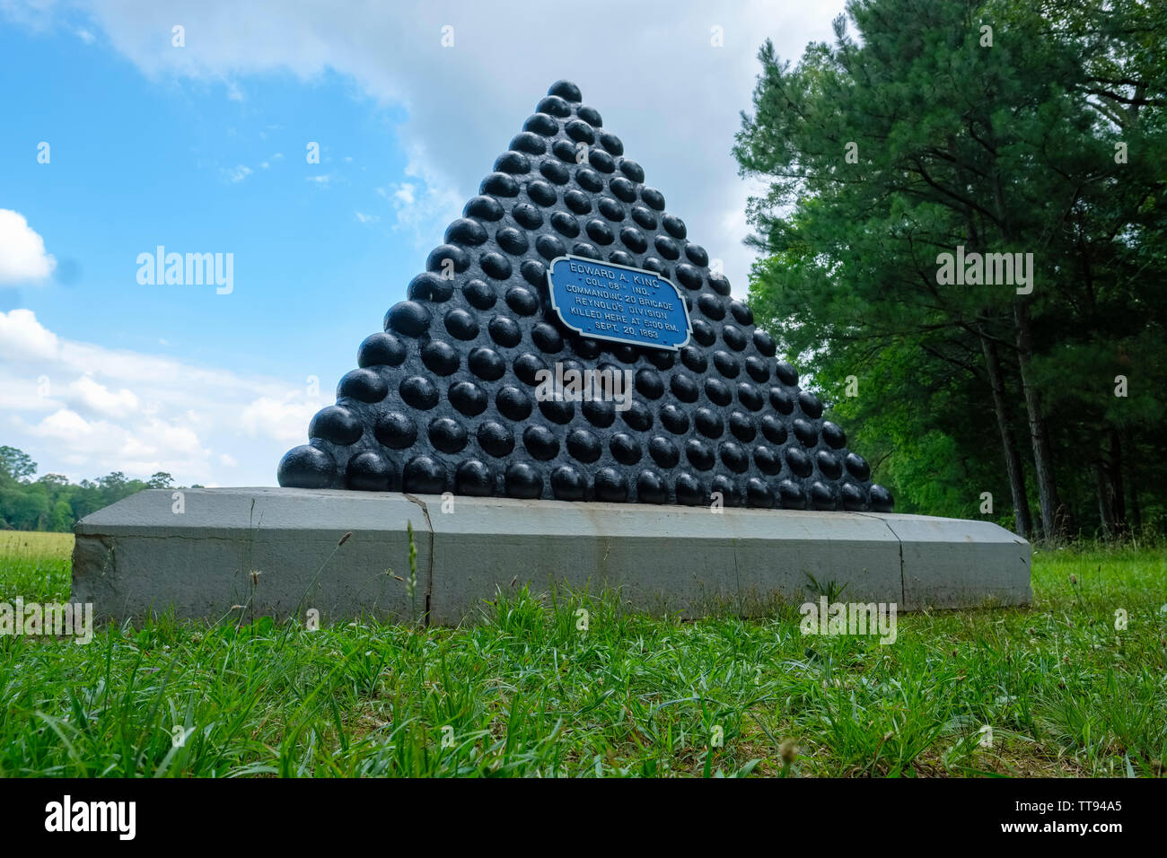 Pila di palle di cannone monumento di Chickamauga & Chattanooga noi campi di battaglia della Guerra Civile parco militare spot di marcatura dei militari caduti officer. Foto Stock