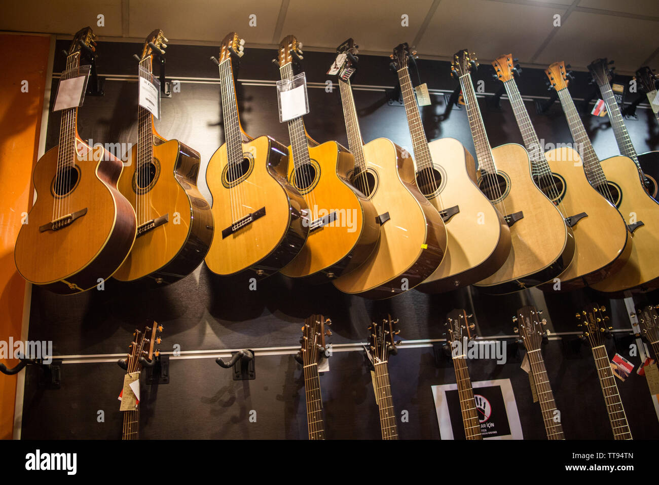 Classica chitarra spagnola sulla parete per la vendita in music store Foto Stock