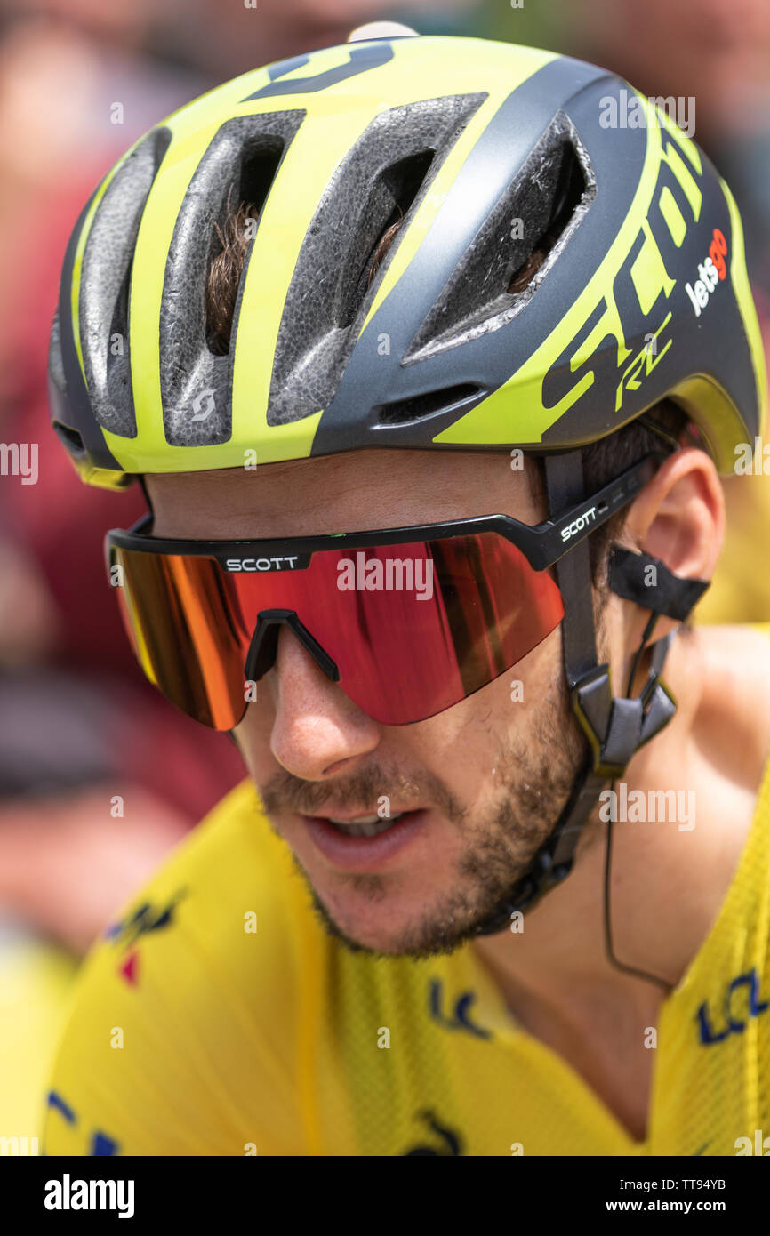 Adam Yates ciclista britannico del team ciclistico Mitchelton - Scott presso il Criterium du Dauphiné 2019 in giallo Jesey leader Foto Stock