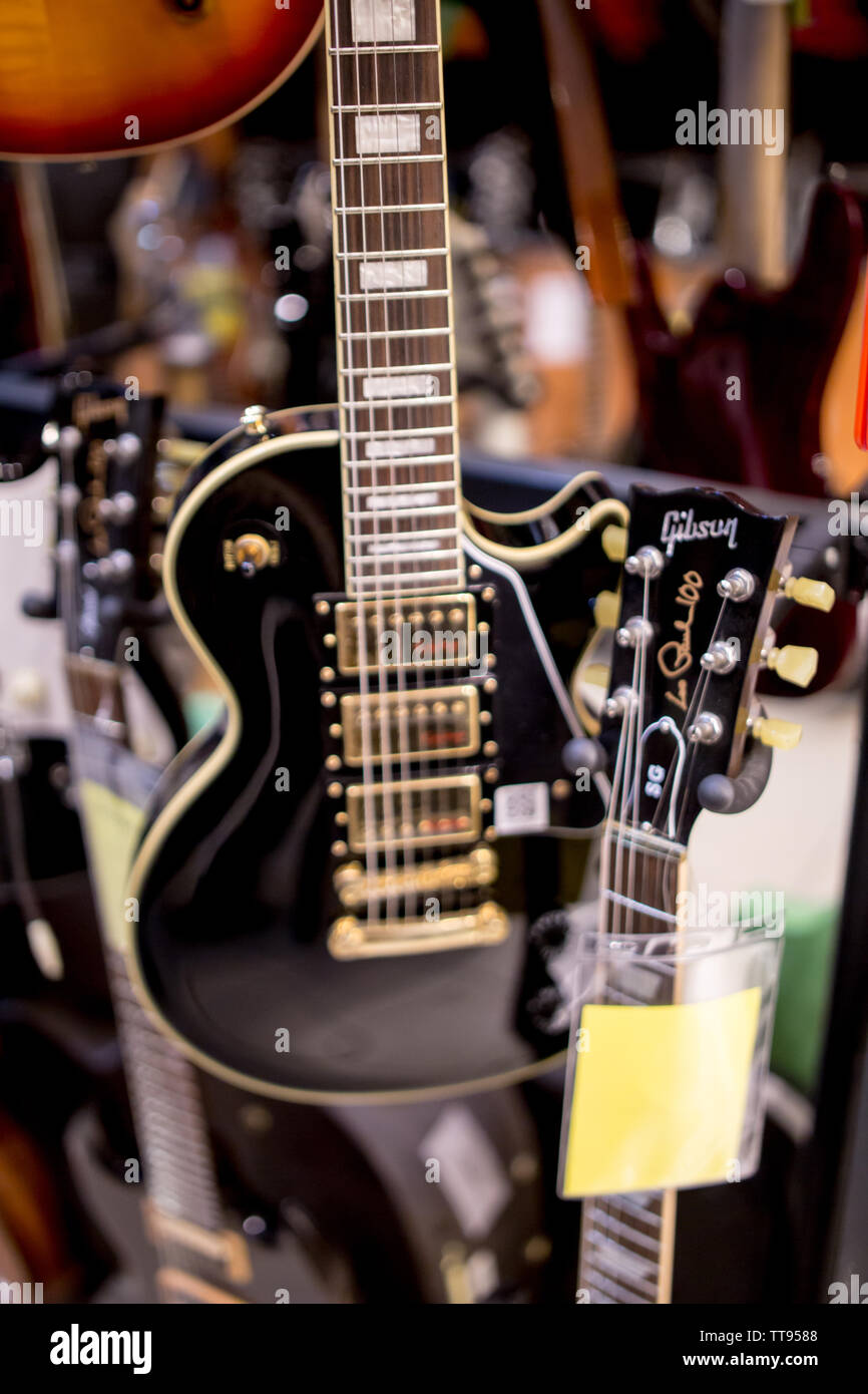 Les Paul gibson sul ripiano al music store pronto a rock and roll Foto Stock