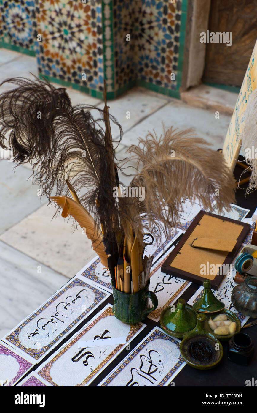 Scrivania e strumenti del calligrafo arabo a Marrakech, Marocco Foto Stock