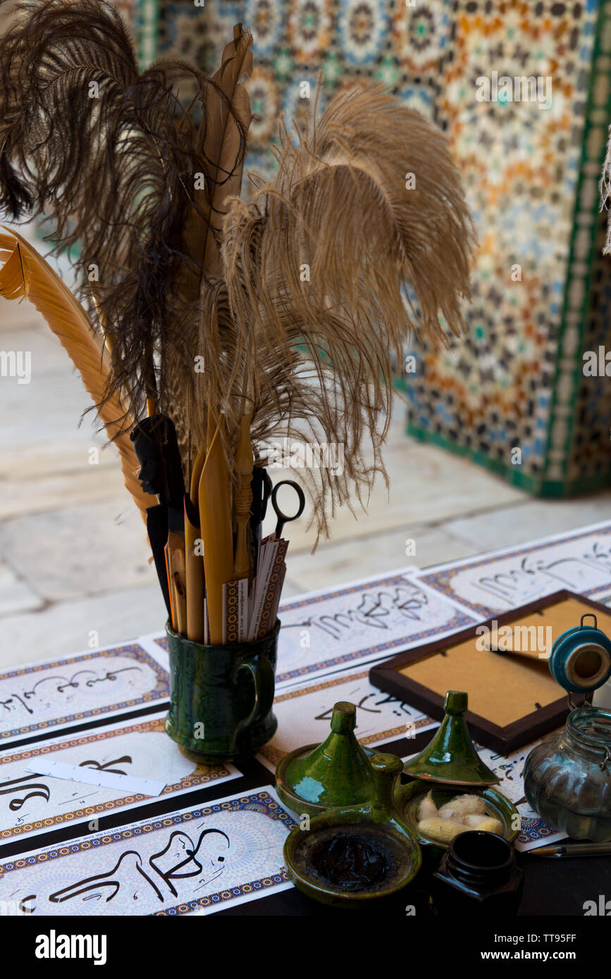 Scrivania e strumenti del calligrafo arabo a Marrakech, Marocco Foto Stock